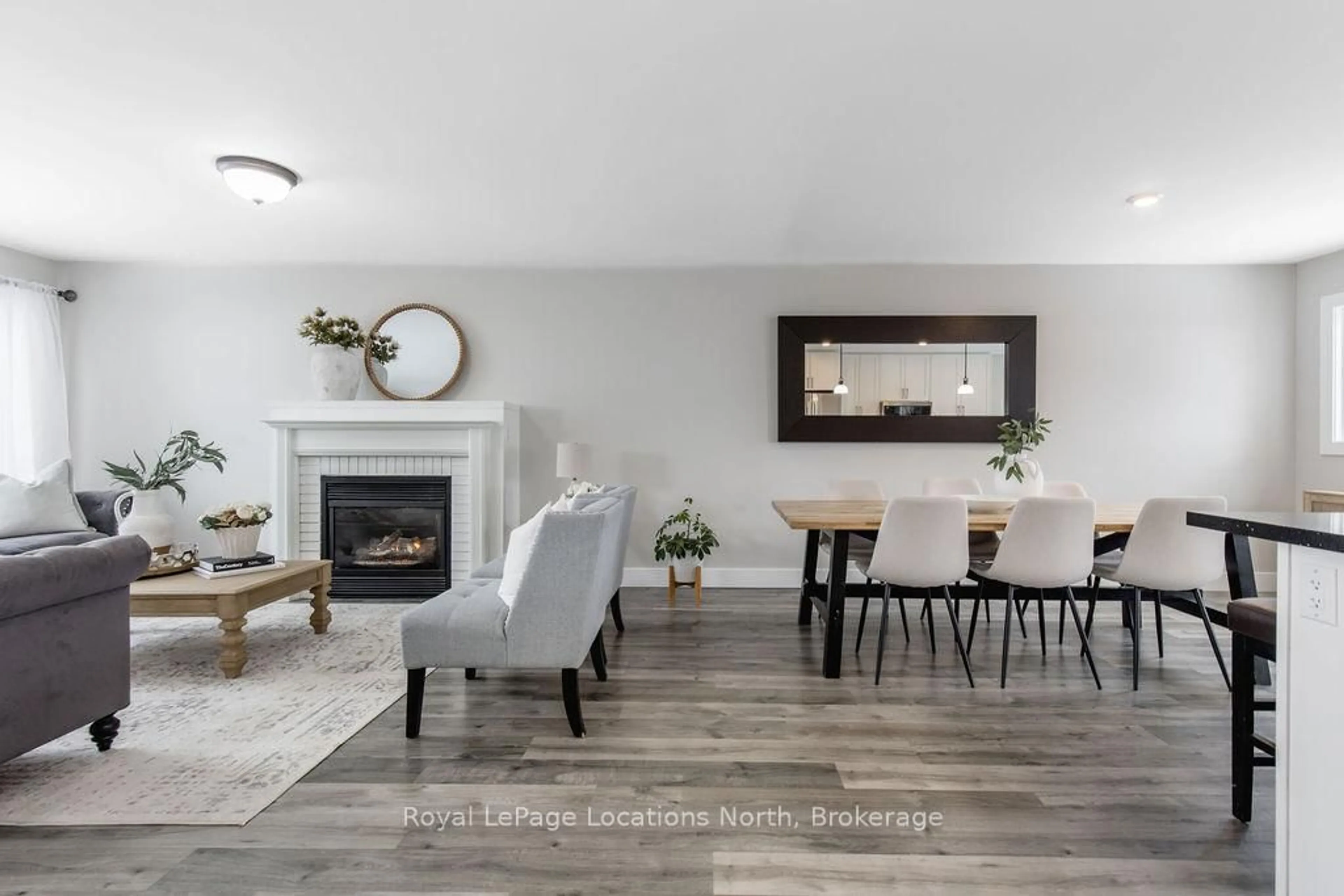 Living room with furniture, wood/laminate floor for 1 TIMBERLAND Cres, Wasaga Beach Ontario L9Z 1G7
