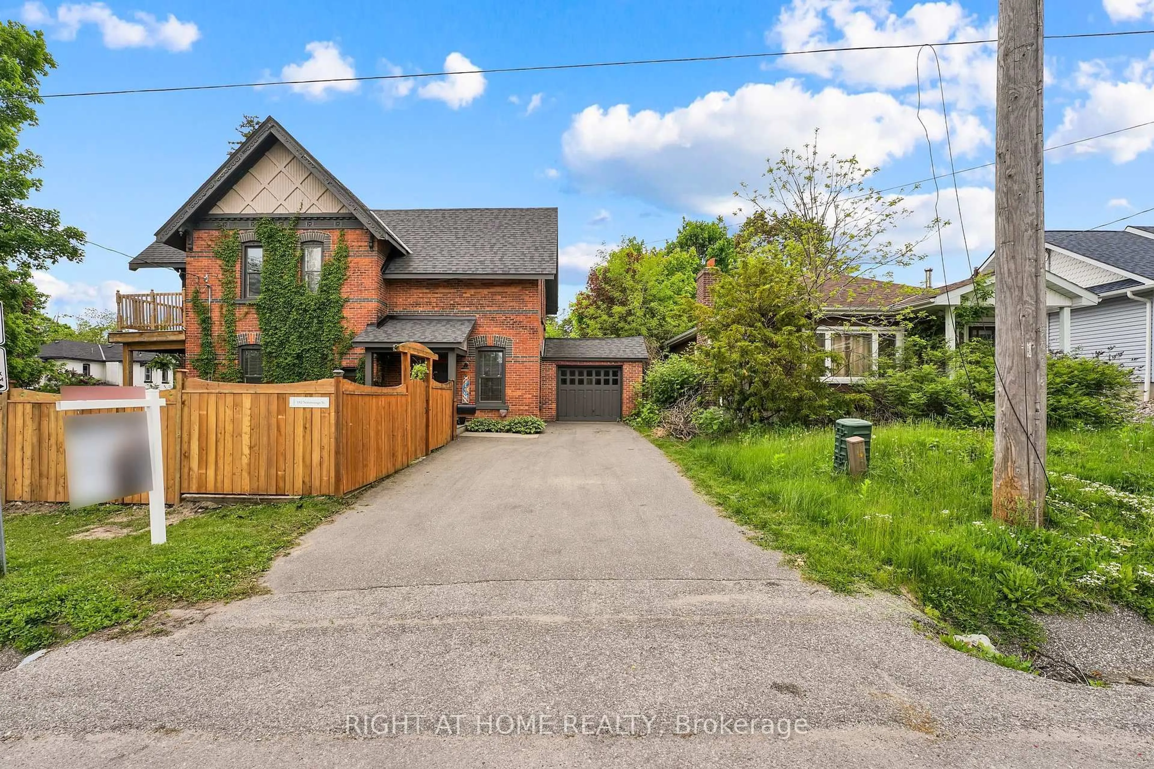 A pic from outside/outdoor area/front of a property/back of a property/a pic from drone, street for 182 Nottawasaga St, Orillia Ontario L3V 3K1