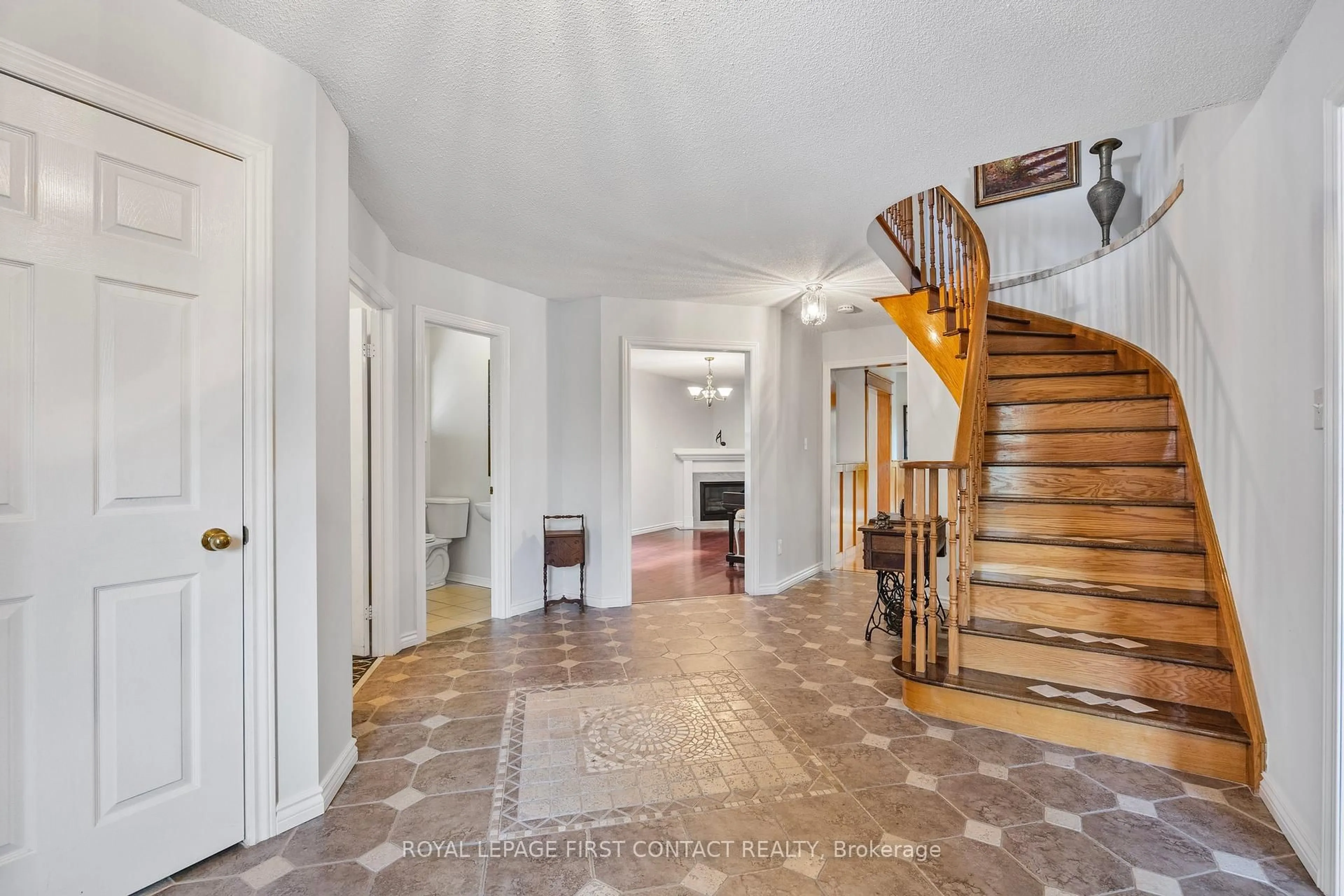 Indoor foyer for 298 Livingstone St, Barrie Ontario L4N 7C2