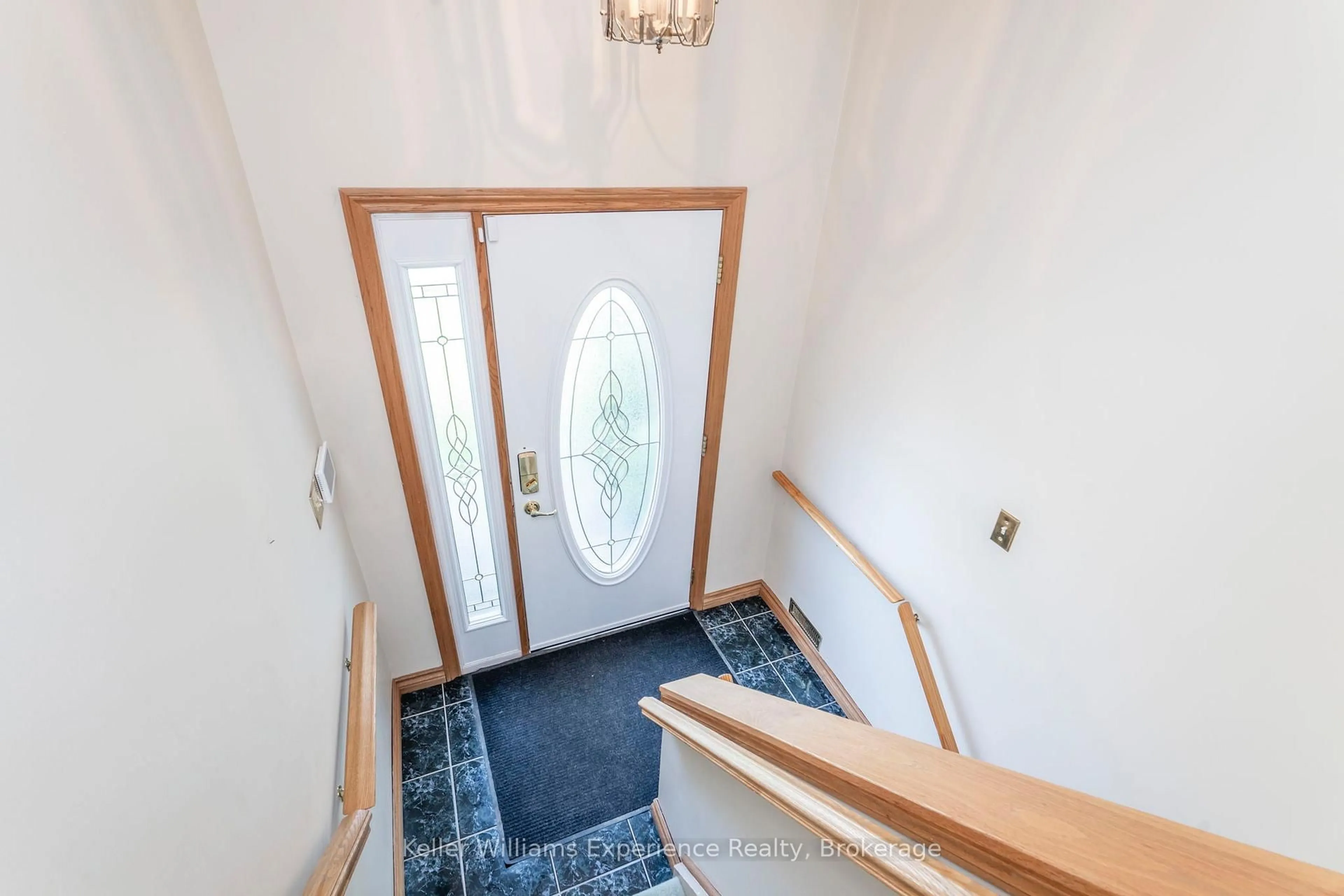 Indoor foyer for 309 Lescaut Rd, Midland Ontario L4R 4R6