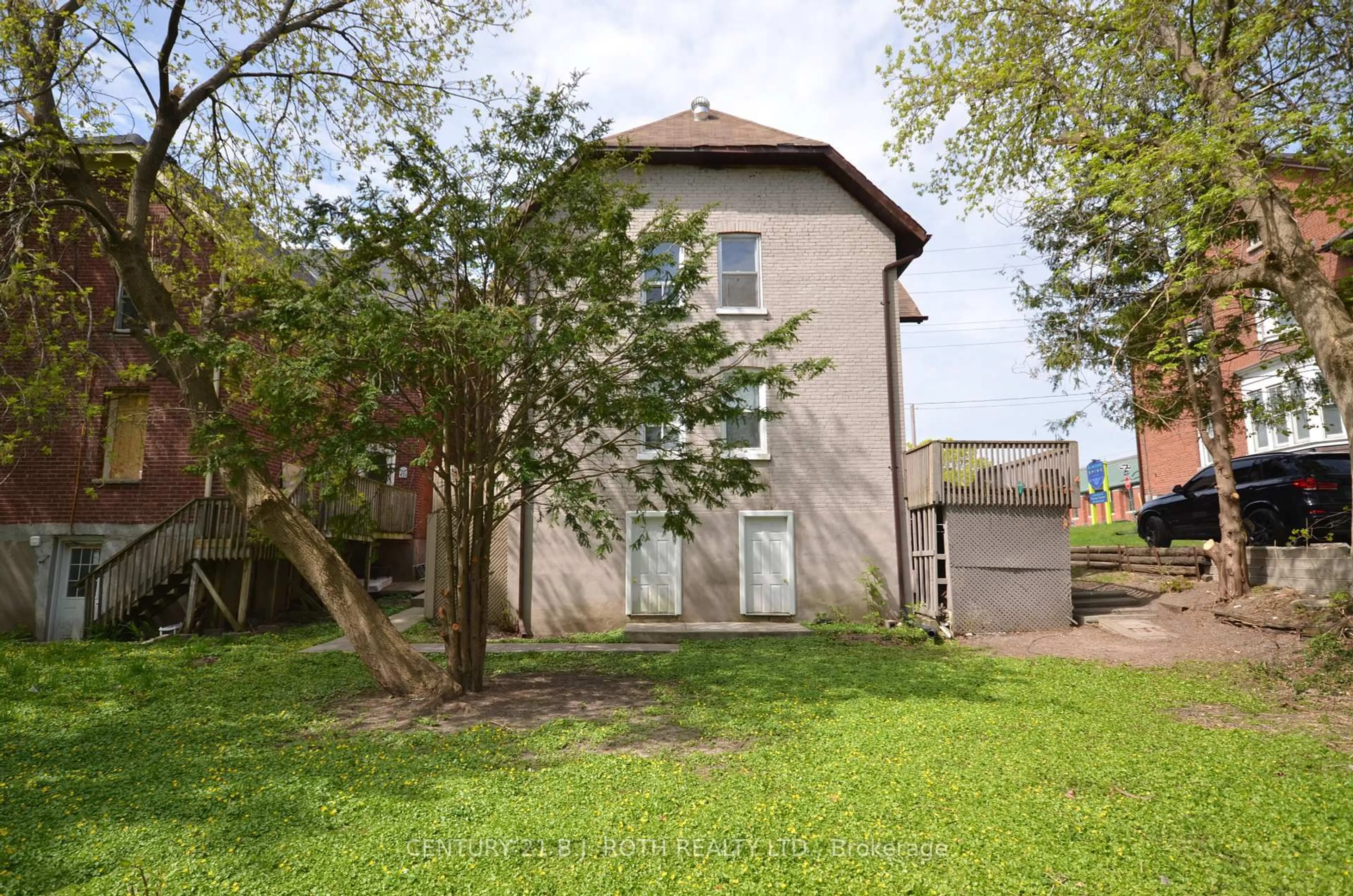 A pic from outside/outdoor area/front of a property/back of a property/a pic from drone, street for 73 High St, Barrie Ontario L4N 1W5