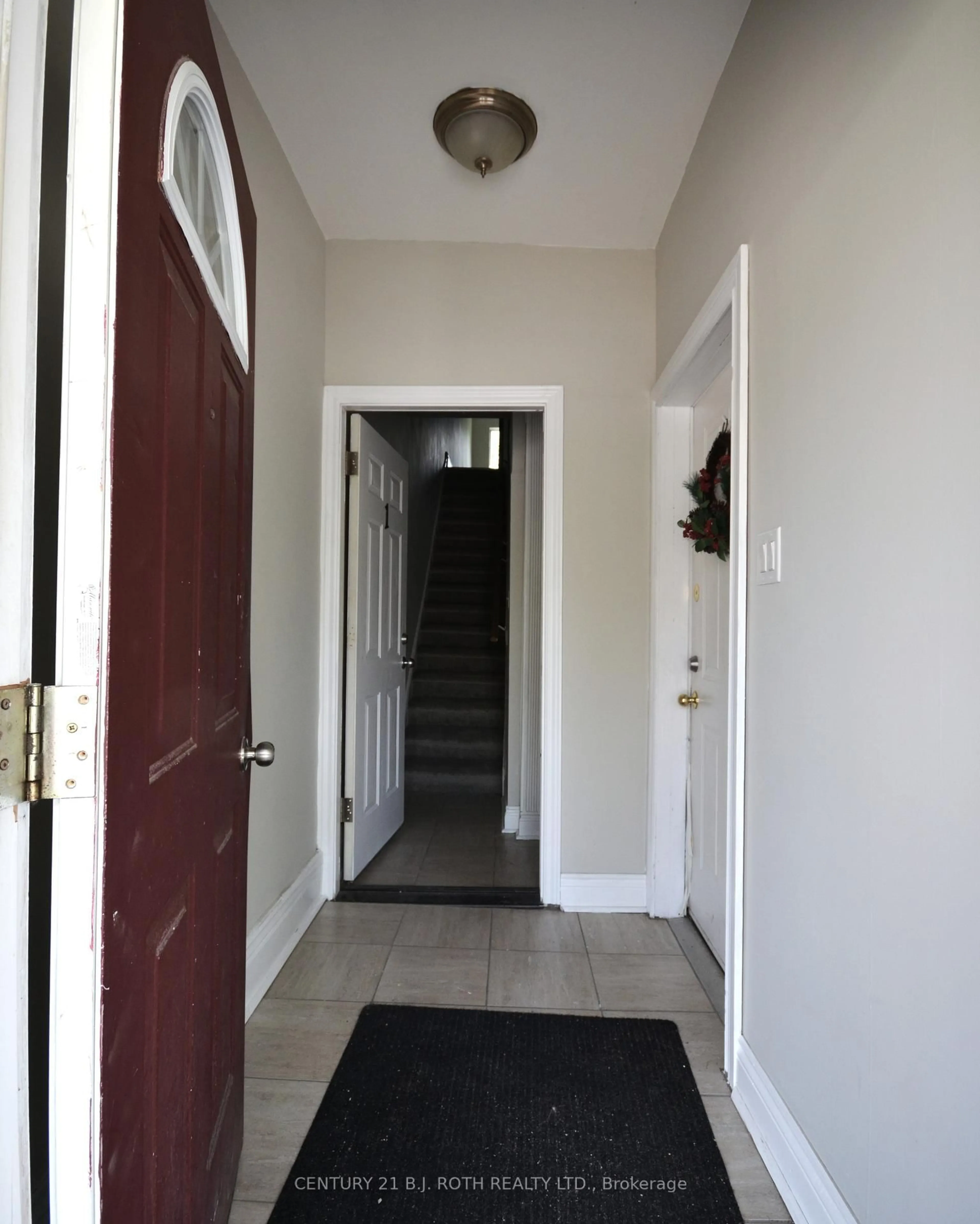 Indoor entryway for 73 High St, Barrie Ontario L4N 1W5
