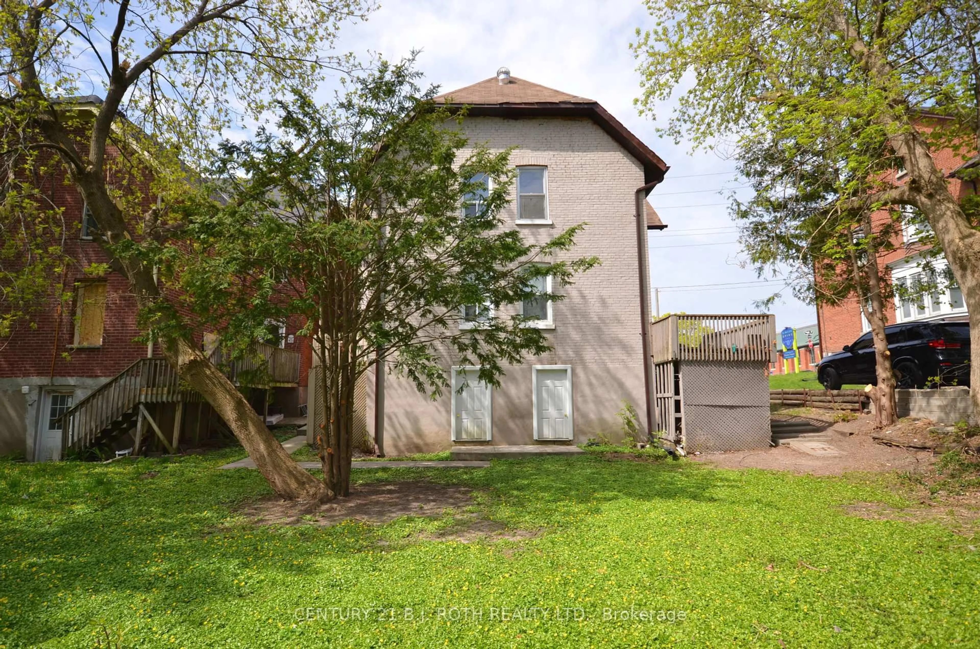 A pic from outside/outdoor area/front of a property/back of a property/a pic from drone, street for 75 High St, Barrie Ontario L4N 1W5