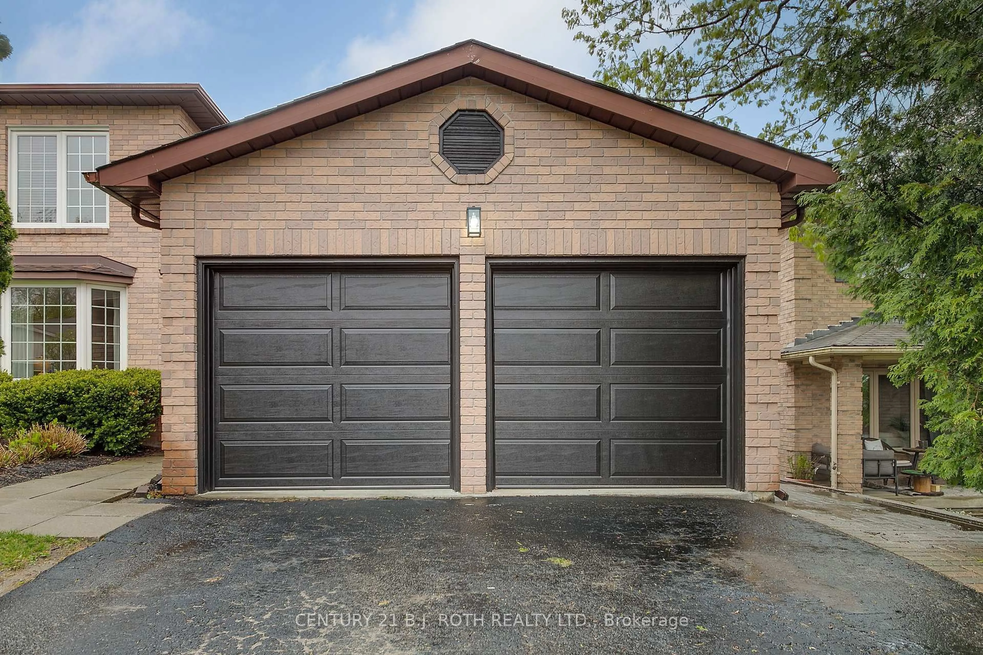 Indoor garage for 25 Keats Dr, Barrie Ontario L4N 6C9