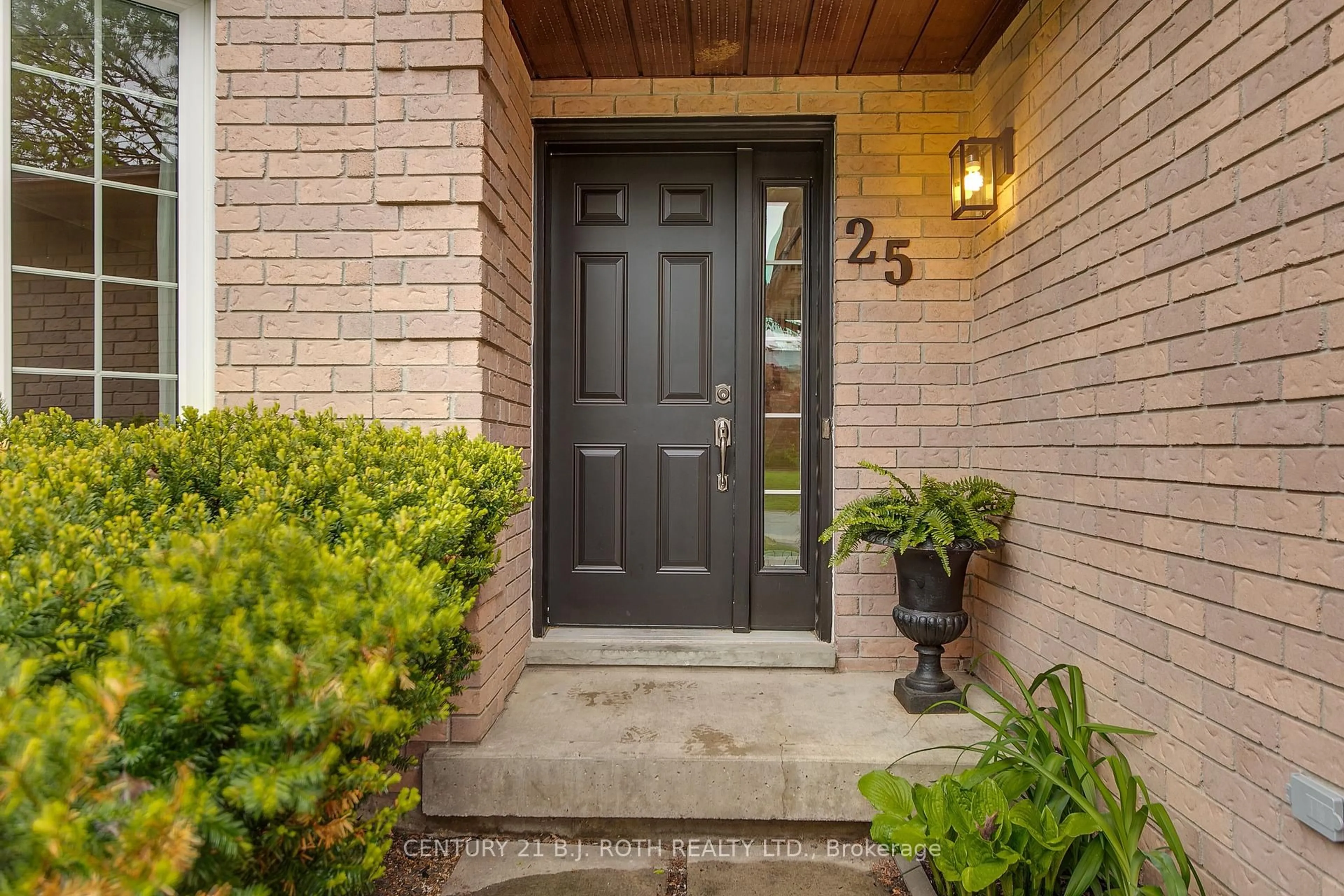 Indoor entryway for 25 Keats Dr, Barrie Ontario L4N 6C9