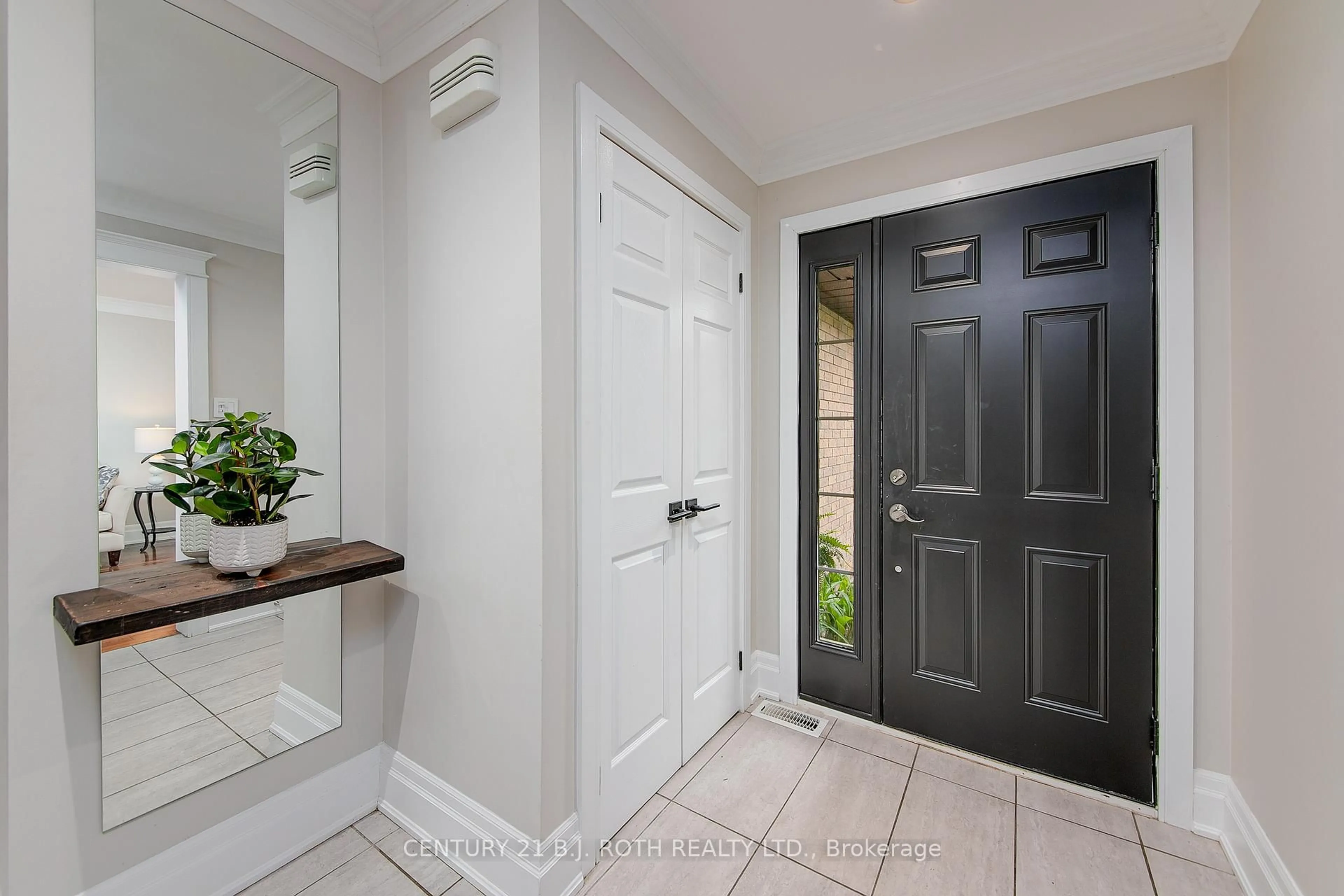 Indoor entryway for 25 Keats Dr, Barrie Ontario L4N 6C9