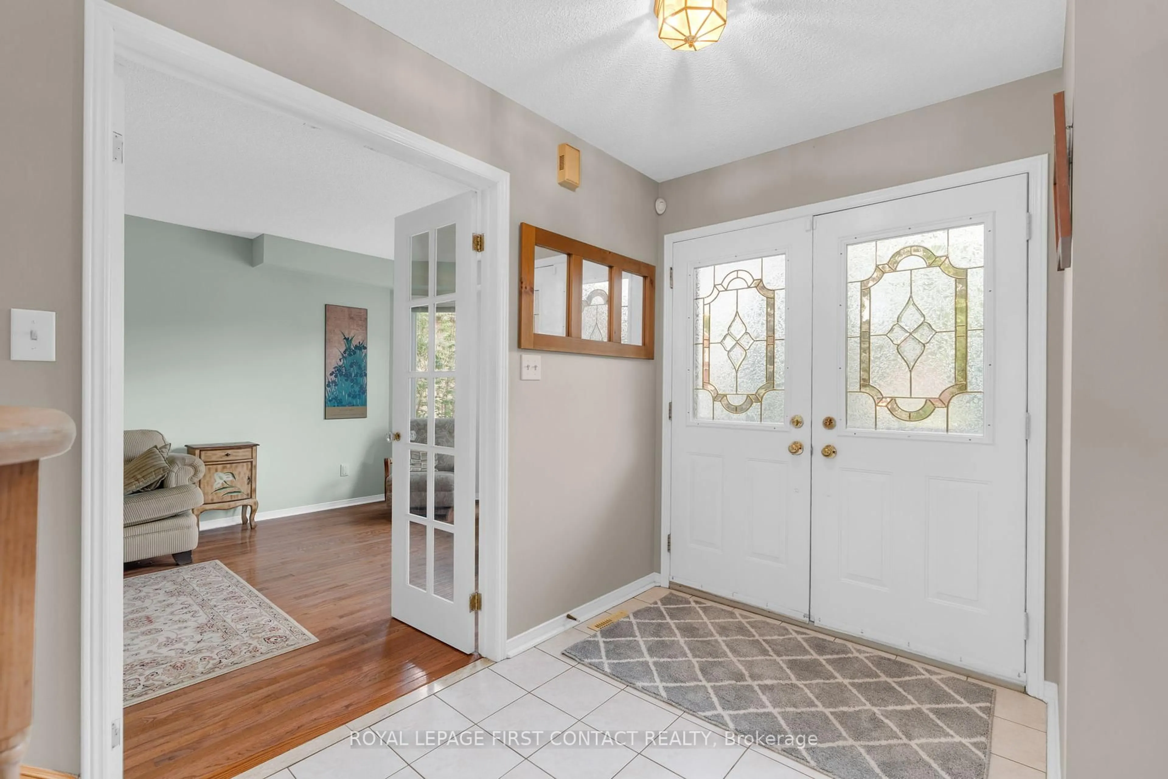 Indoor entryway for 58 Mcdougall Dr, Barrie Ontario L4N 7H6