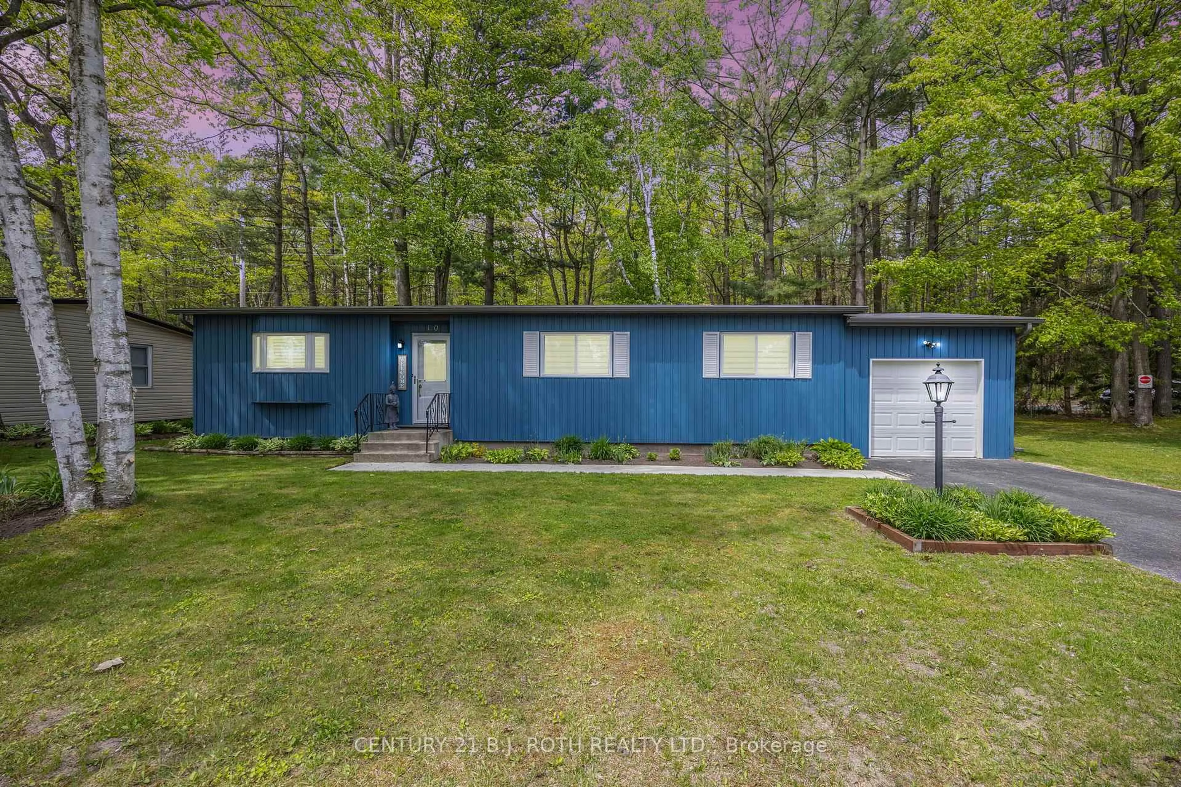 A pic from outside/outdoor area/front of a property/back of a property/a pic from drone, forest/trees view for 10 Allen Dr, Wasaga Beach Ontario L9Z 1K5