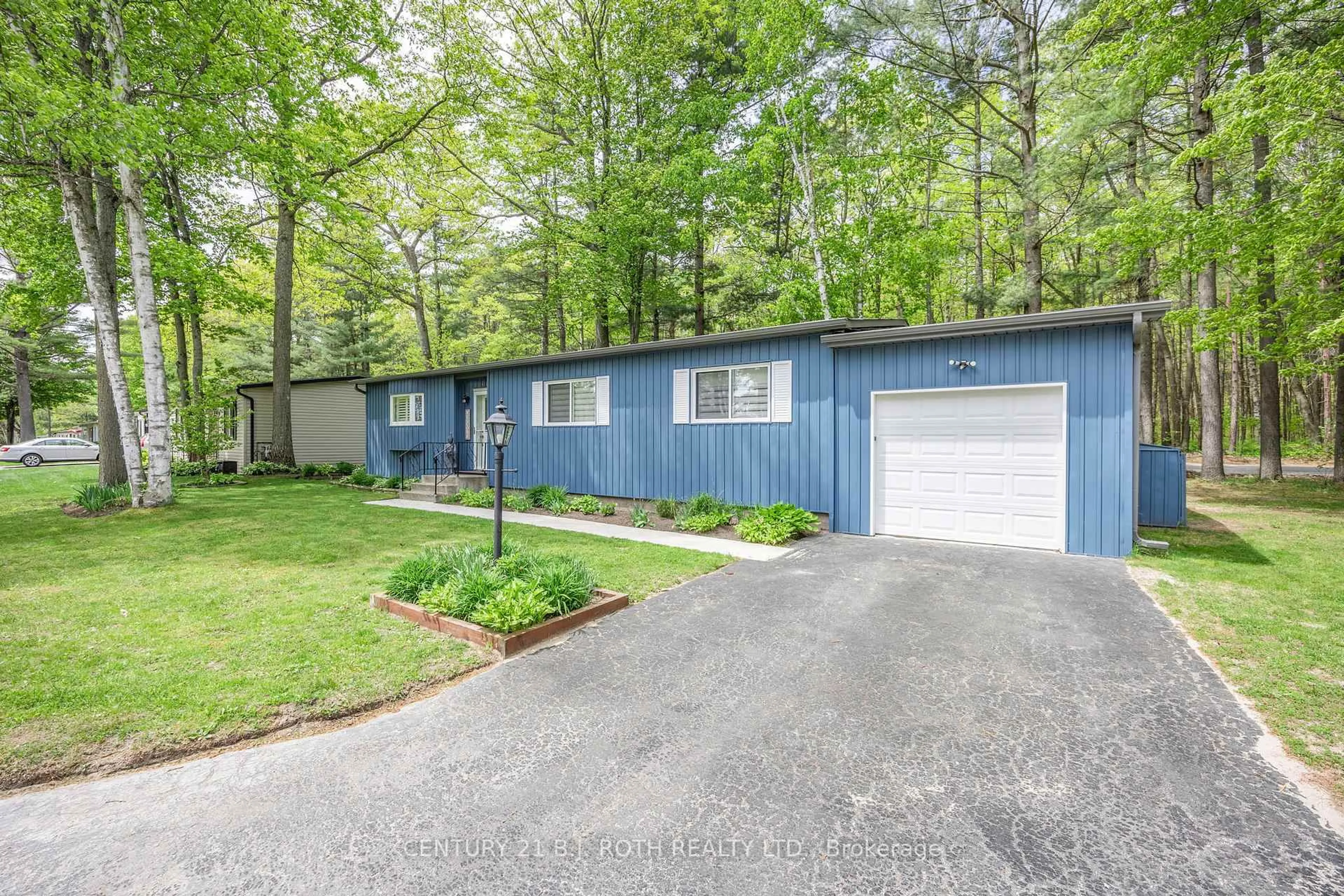 Home with vinyl exterior material, unknown for 10 Allen Dr, Wasaga Beach Ontario L9Z 1K5