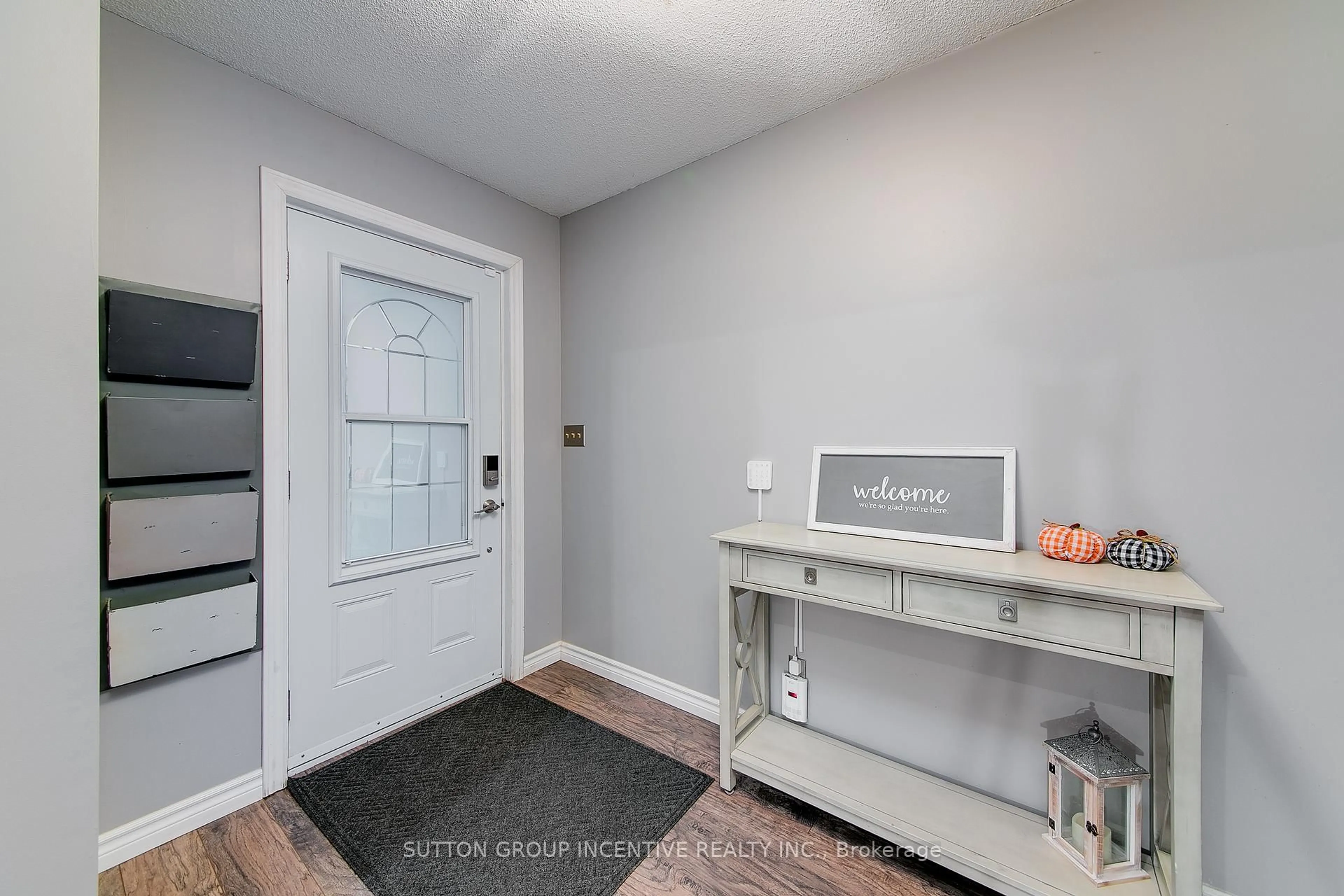 Indoor entryway for 389 High St, Orillia Ontario L3V 4X6