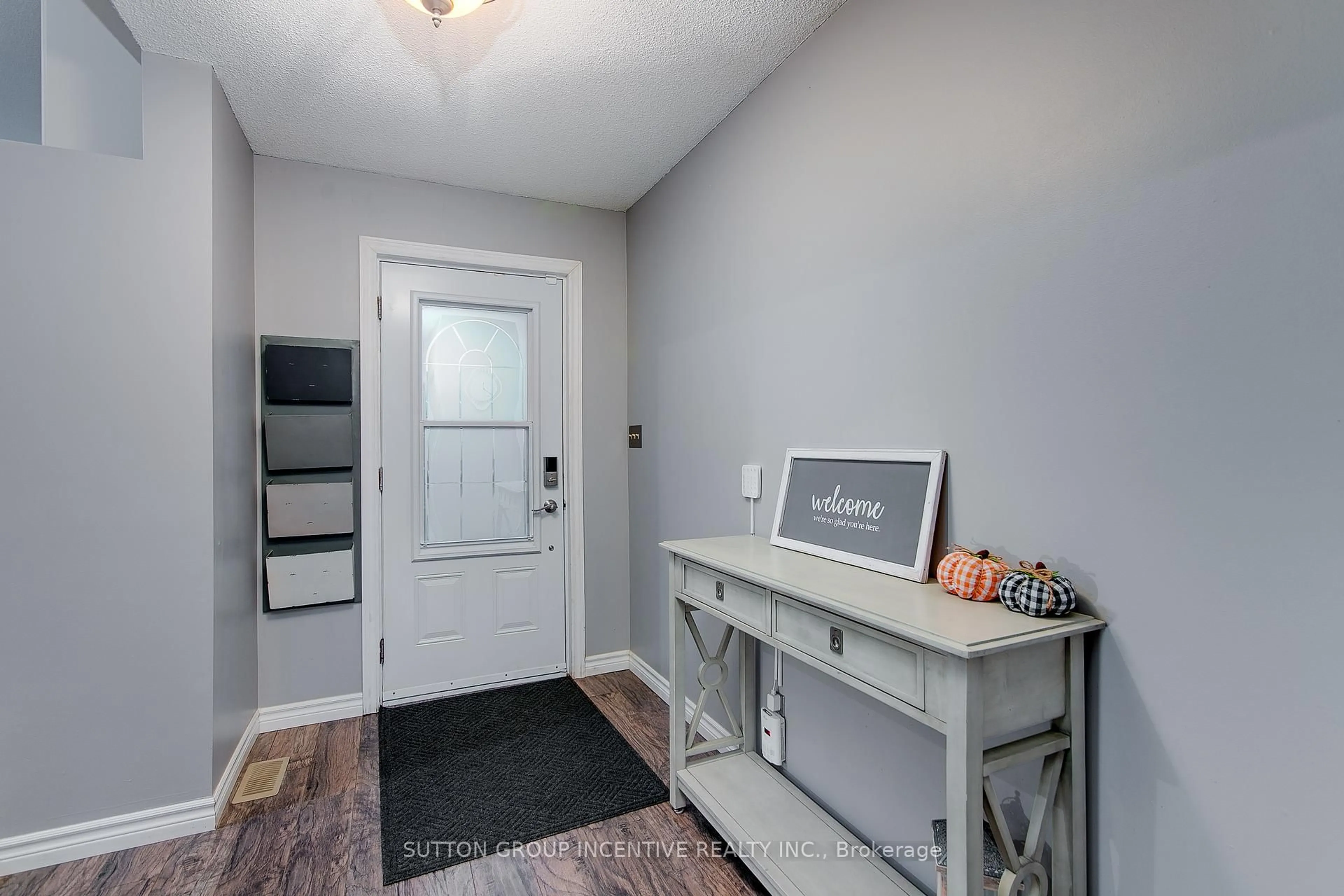 Indoor entryway for 389 High St, Orillia Ontario L3V 4X6
