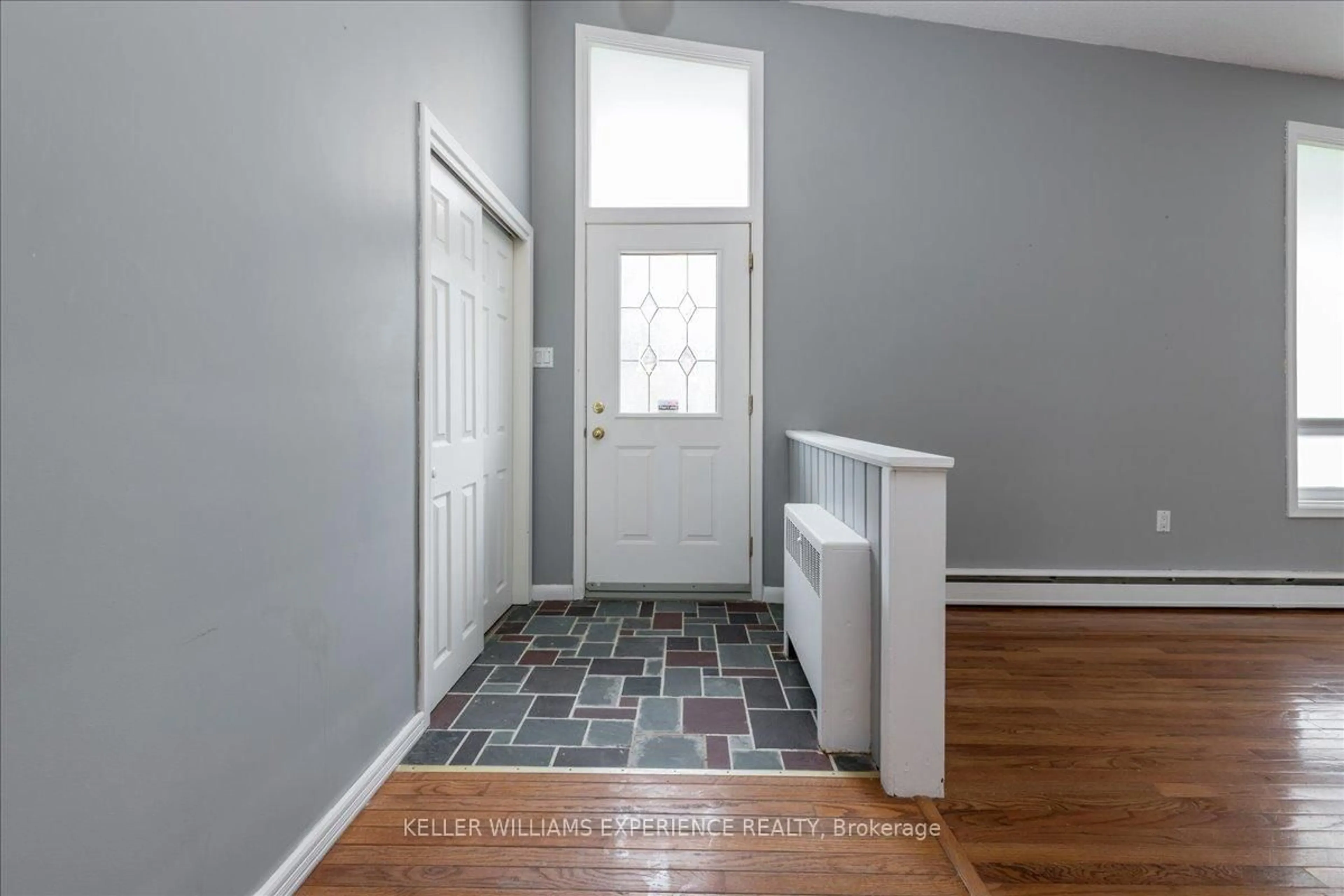 Indoor entryway for 46 Eugenia St, Barrie Ontario L4M 1P8