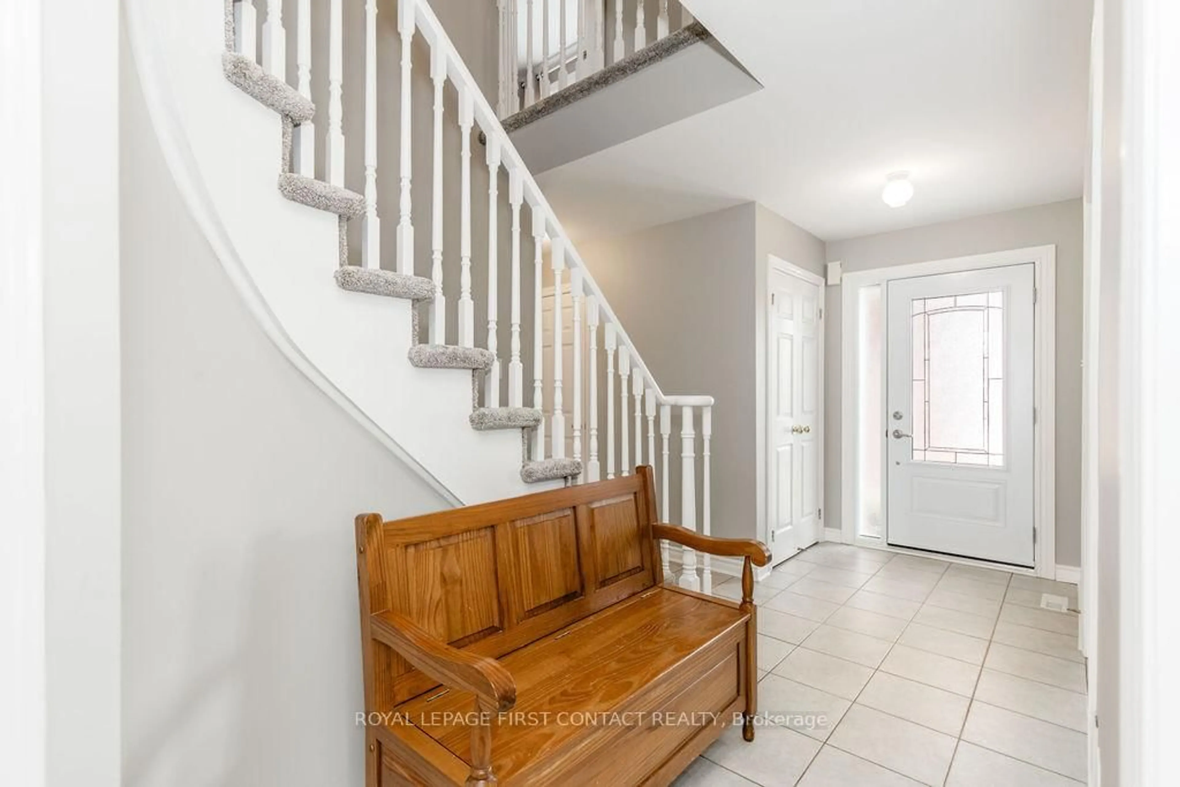 Indoor entryway for 87 Stollar Blvd, Barrie Ontario L4M 6N3