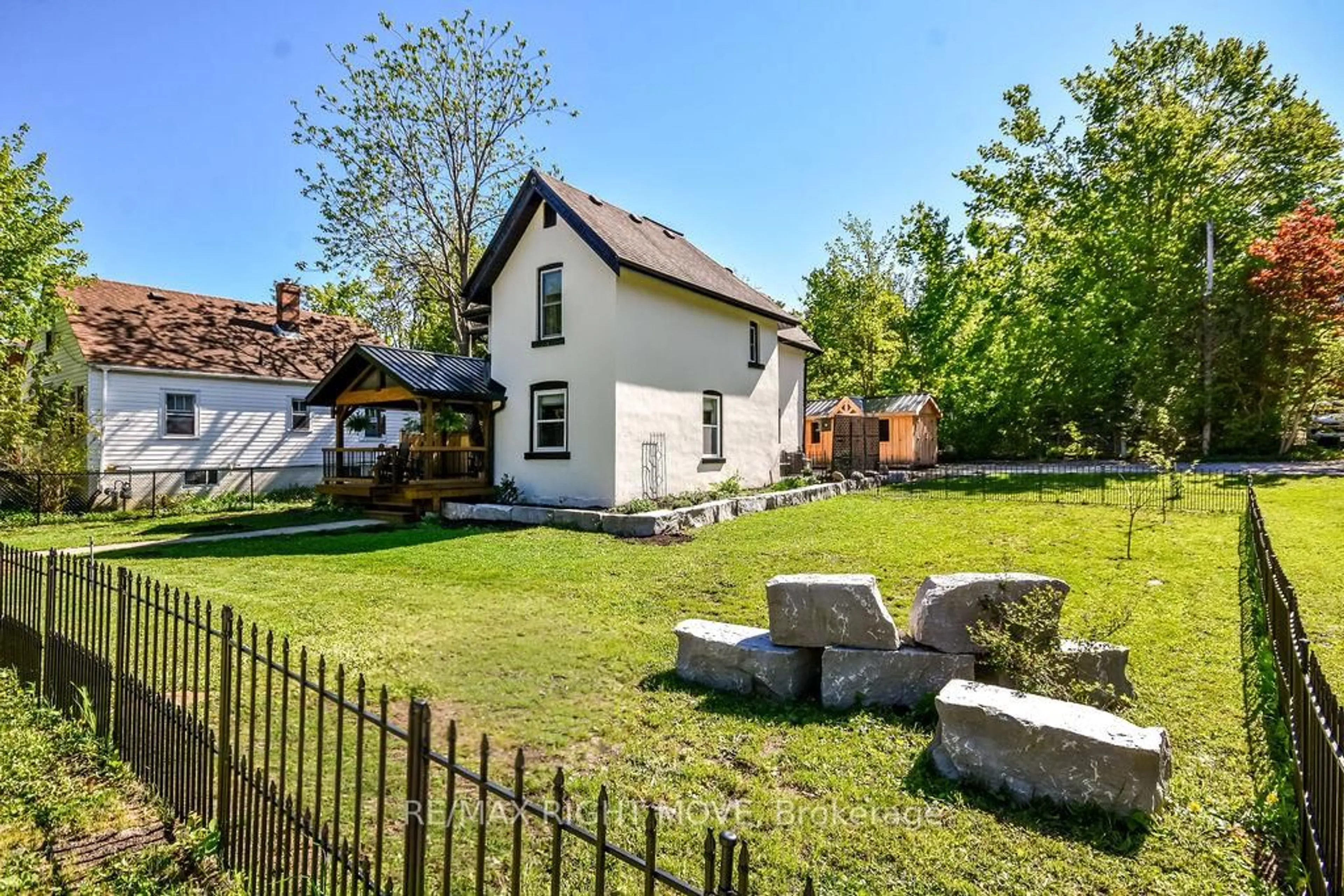 A pic from outside/outdoor area/front of a property/back of a property/a pic from drone, street for 279 Matchedash St, Orillia Ontario L3V 4V8
