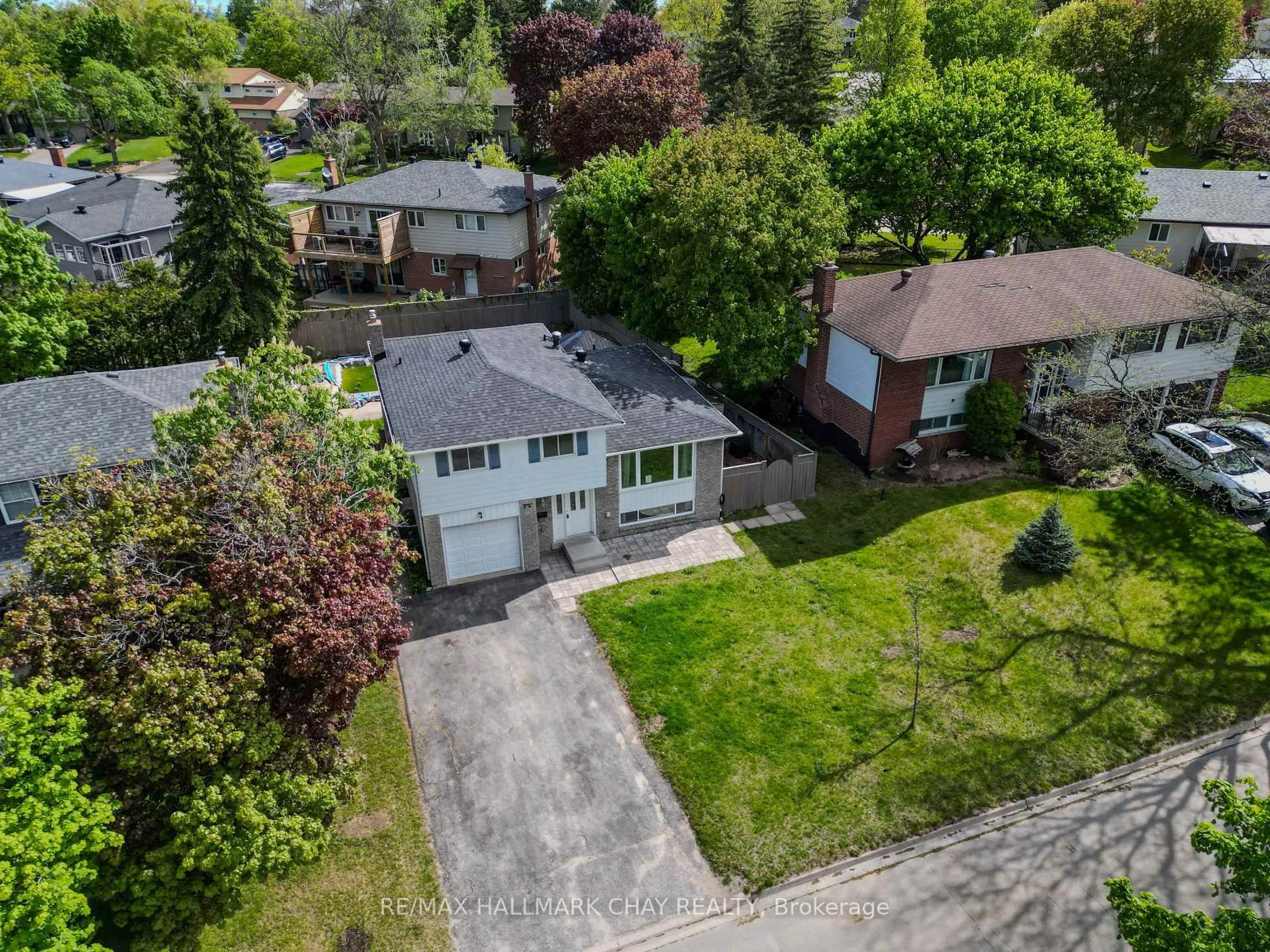 A pic from outside/outdoor area/front of a property/back of a property/a pic from drone, street for 72 Jane Cres, Barrie Ontario L4N 3T8