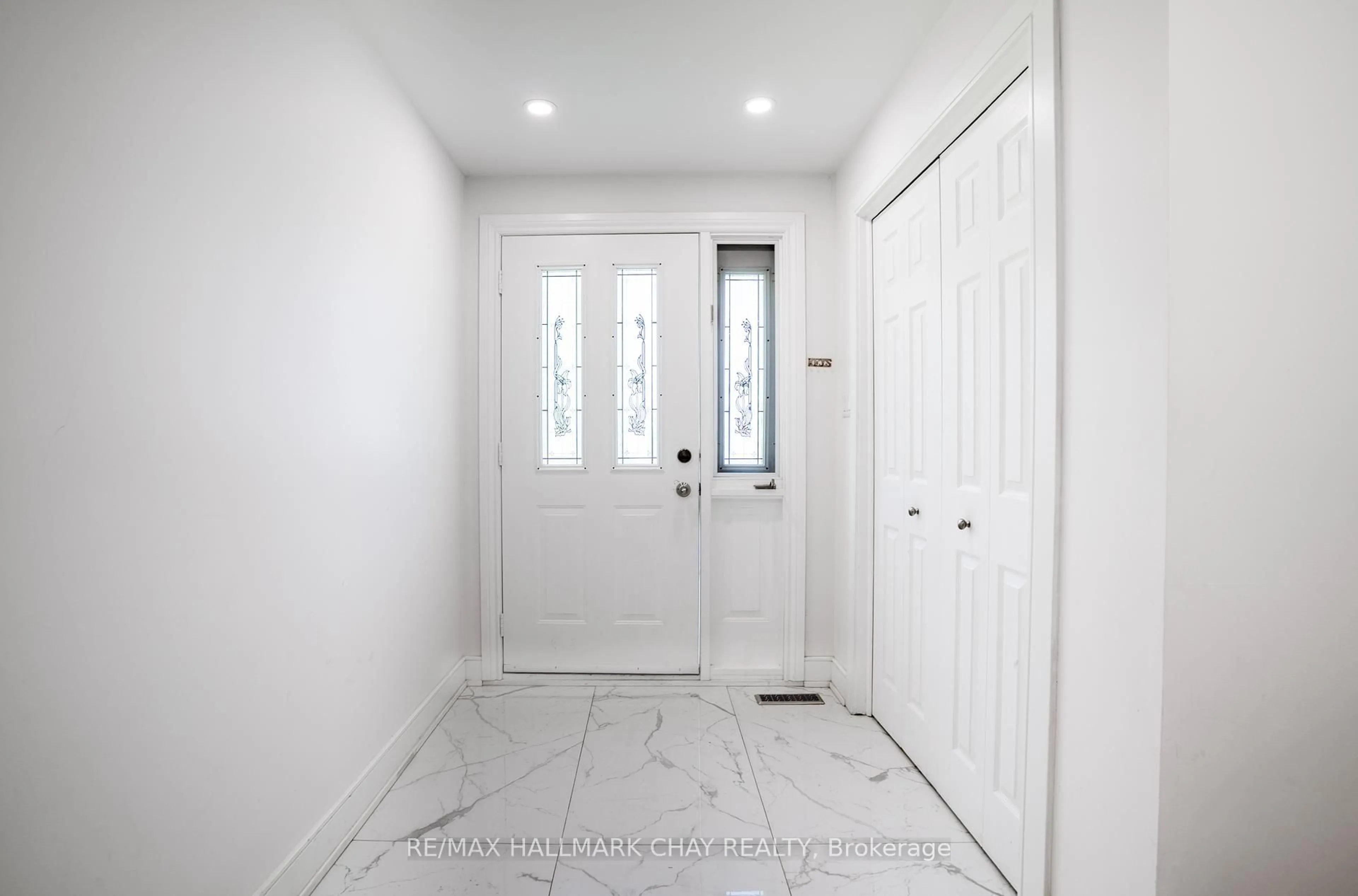 Indoor entryway for 72 Jane Cres, Barrie Ontario L4N 3T8