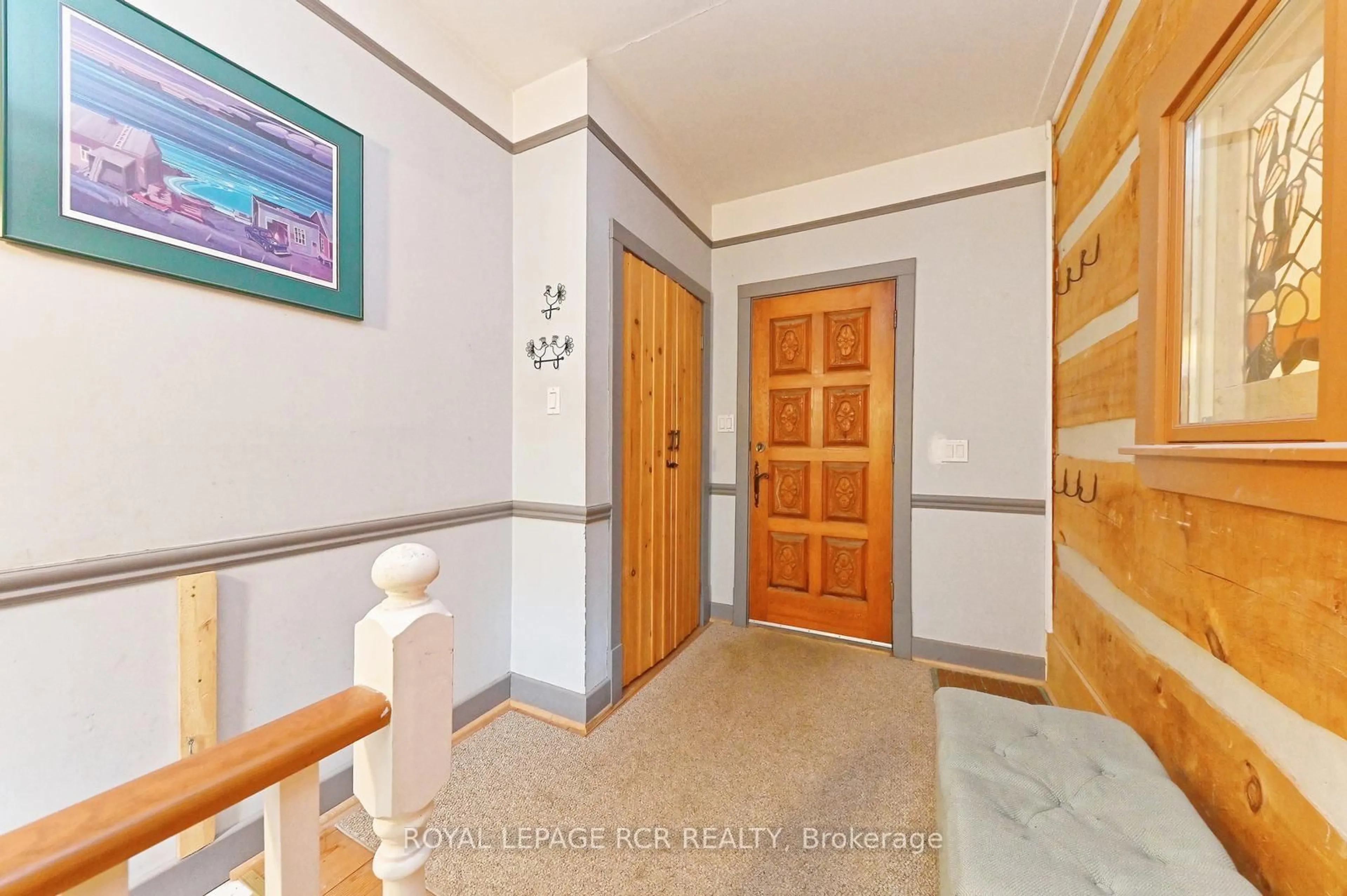 Indoor foyer for 8391 County 9 Rd, Clearview Ontario L0M 1G0