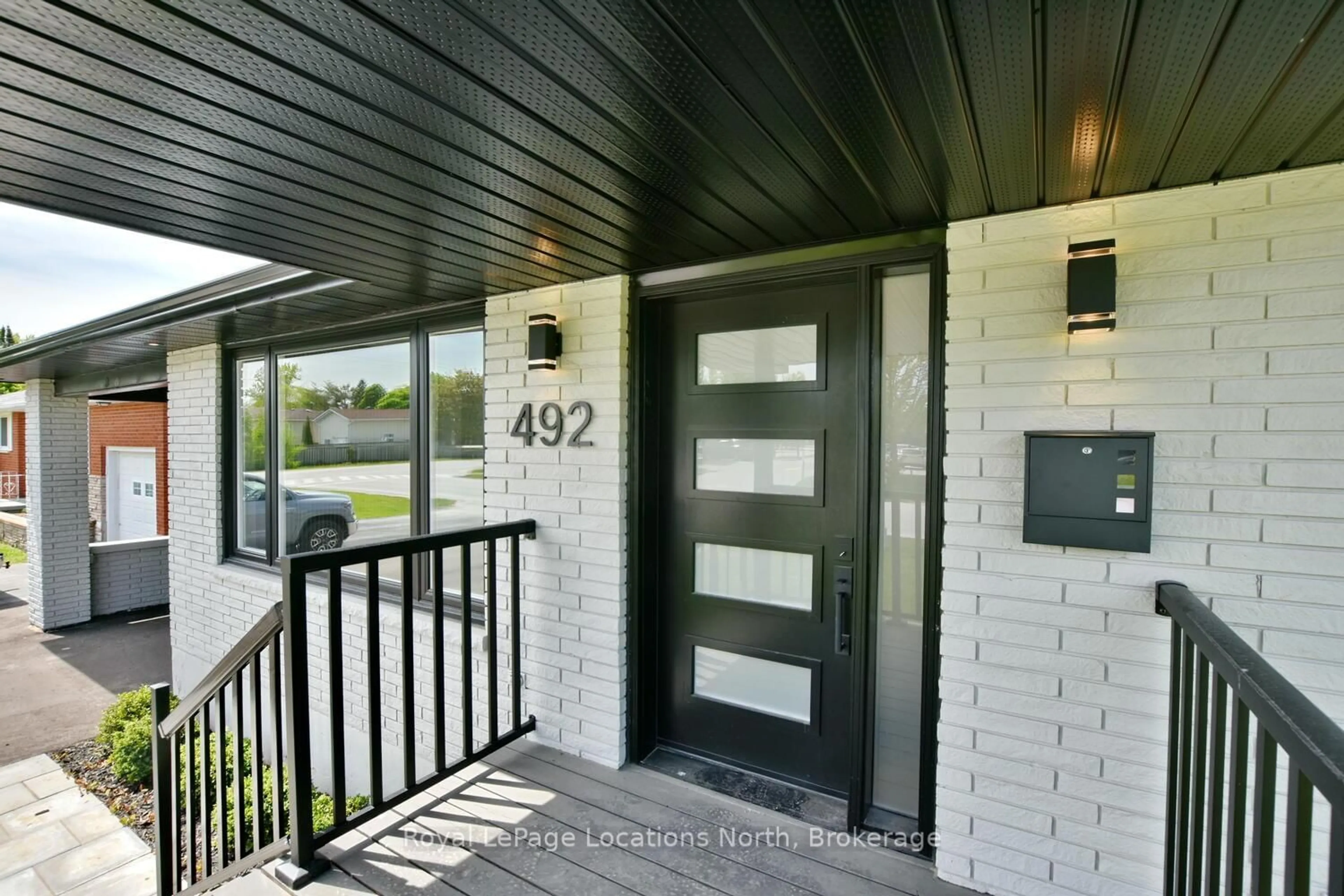 Indoor entryway for 492 Birch St, Collingwood Ontario L9Y 2X1