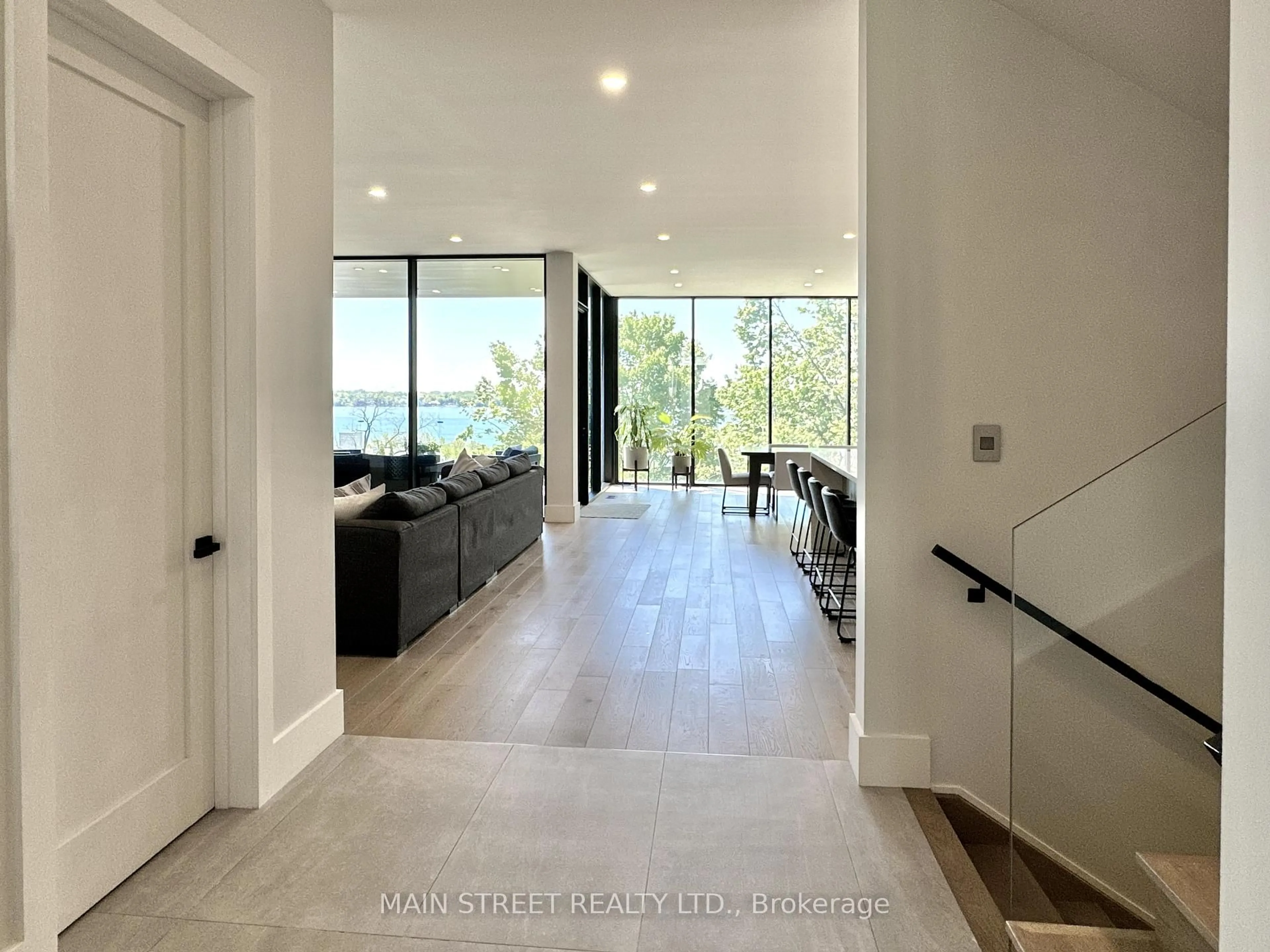 Indoor entryway for 391 Codrington St, Barrie Ontario L4M 1S9