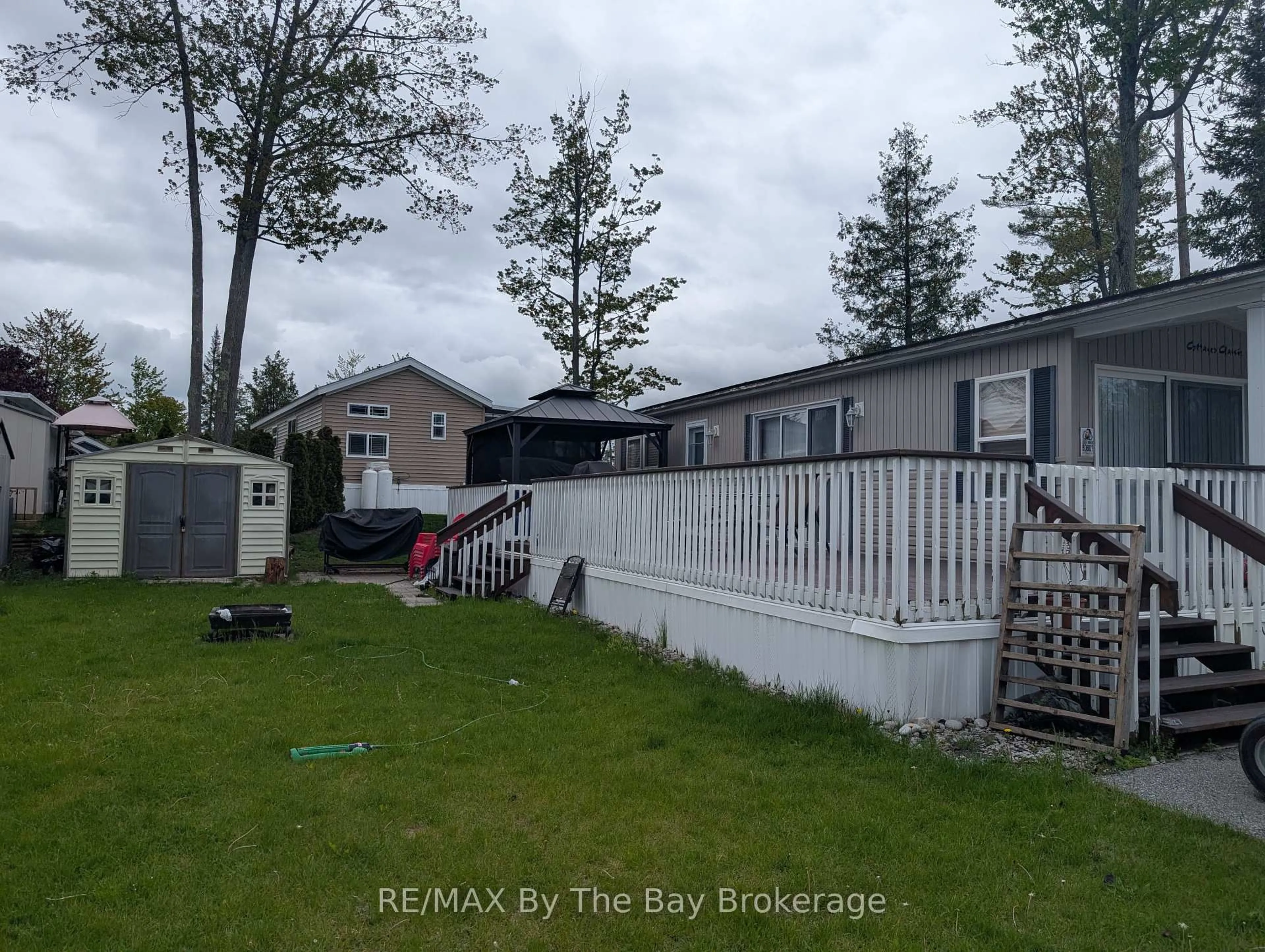 Blurry image for 5 CHIPPEWA Tr, Wasaga Beach Ontario L9Z 1X7