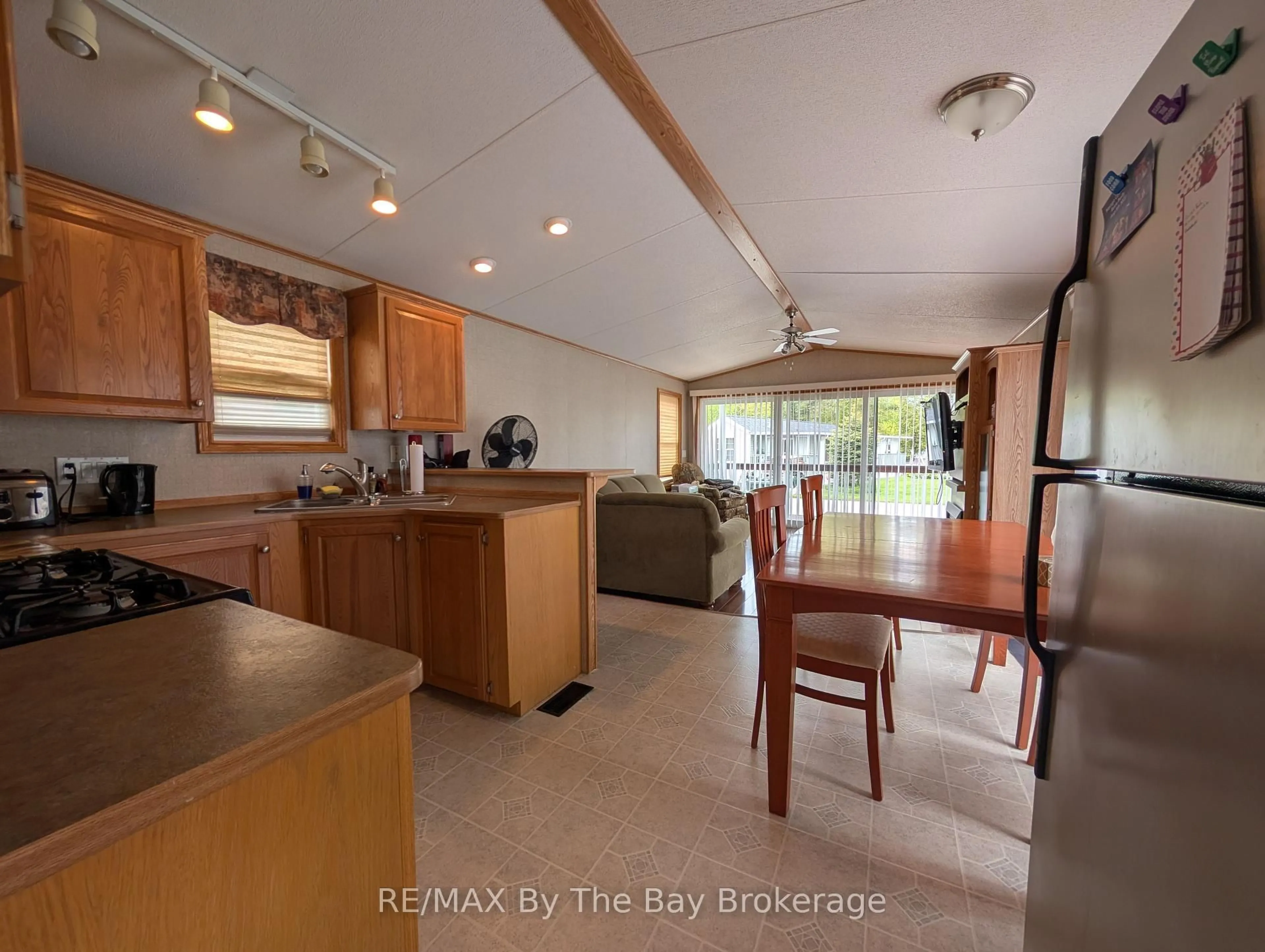 Open concept kitchen, unknown for 5 CHIPPEWA Tr, Wasaga Beach Ontario L9Z 1X7