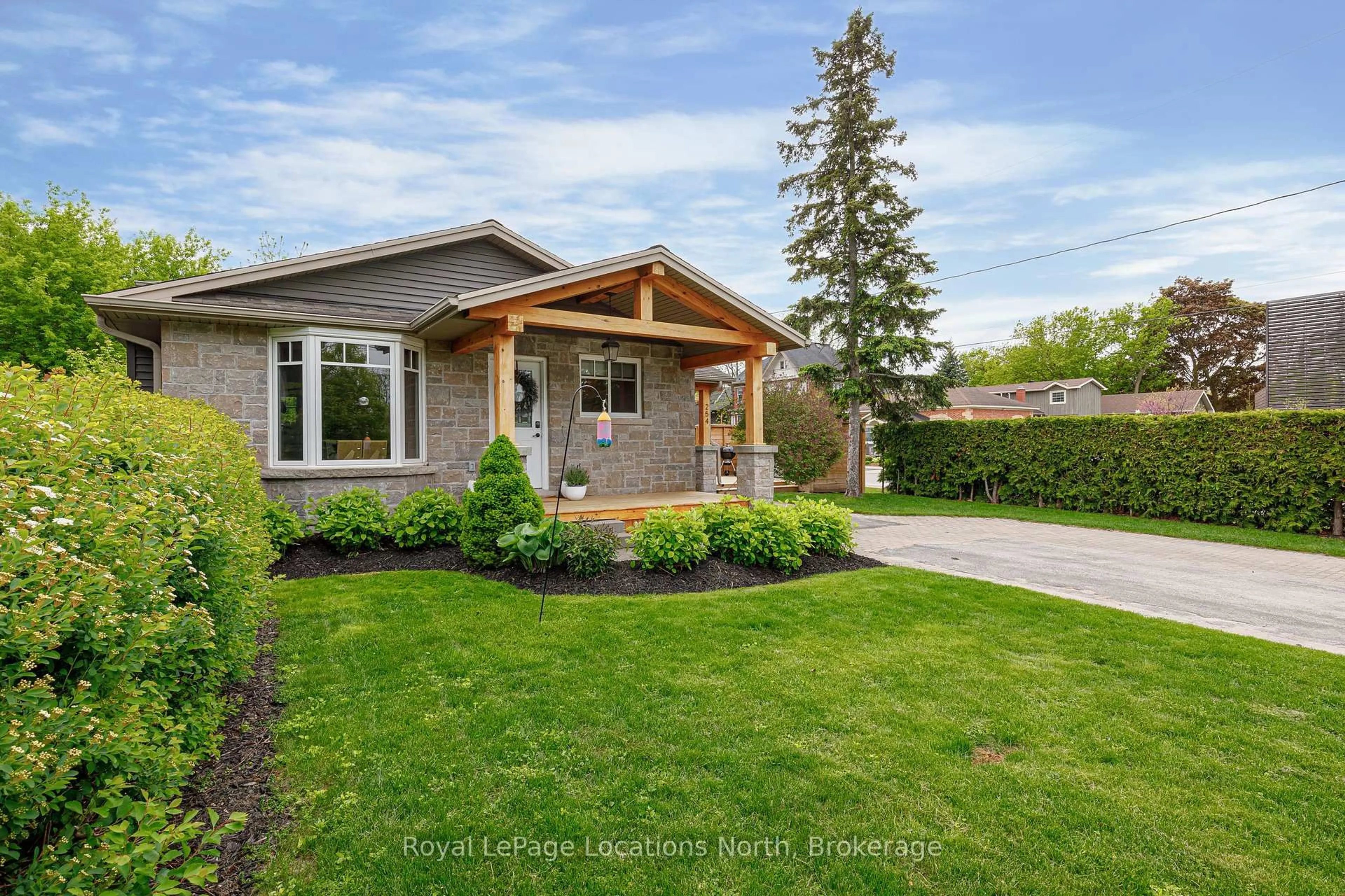 Home with brick exterior material, street for 254 Third St, Collingwood Ontario L9Y 4E7