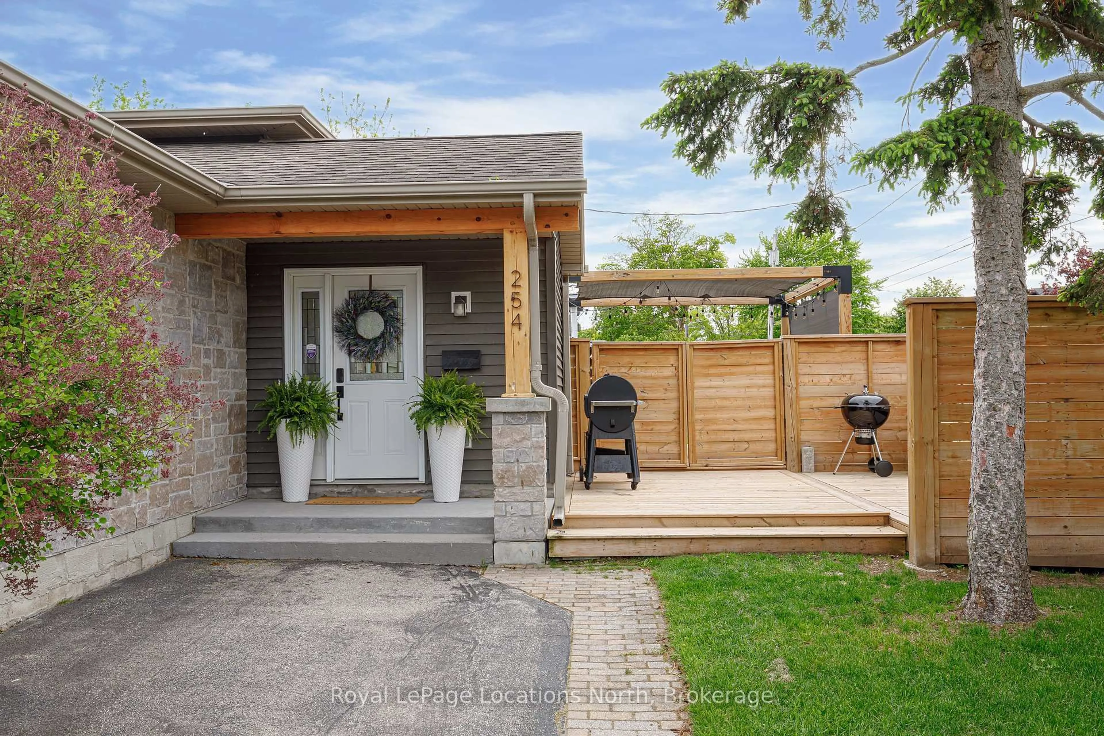 Home with brick exterior material, street for 254 Third St, Collingwood Ontario L9Y 4E7