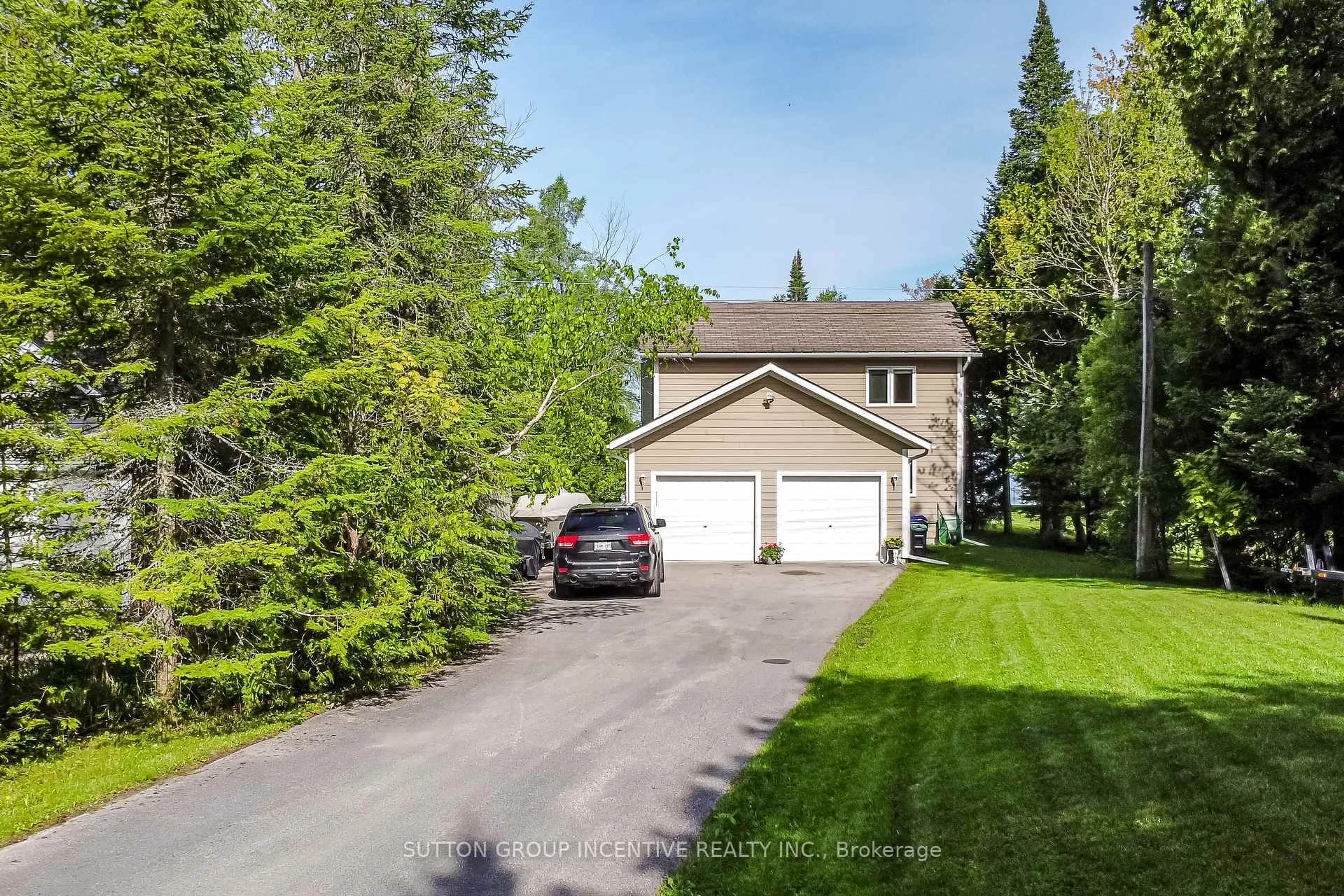 A pic from outside/outdoor area/front of a property/back of a property/a pic from drone, street for 10 Buttercup Lane, Springwater Ontario L0L 1P0