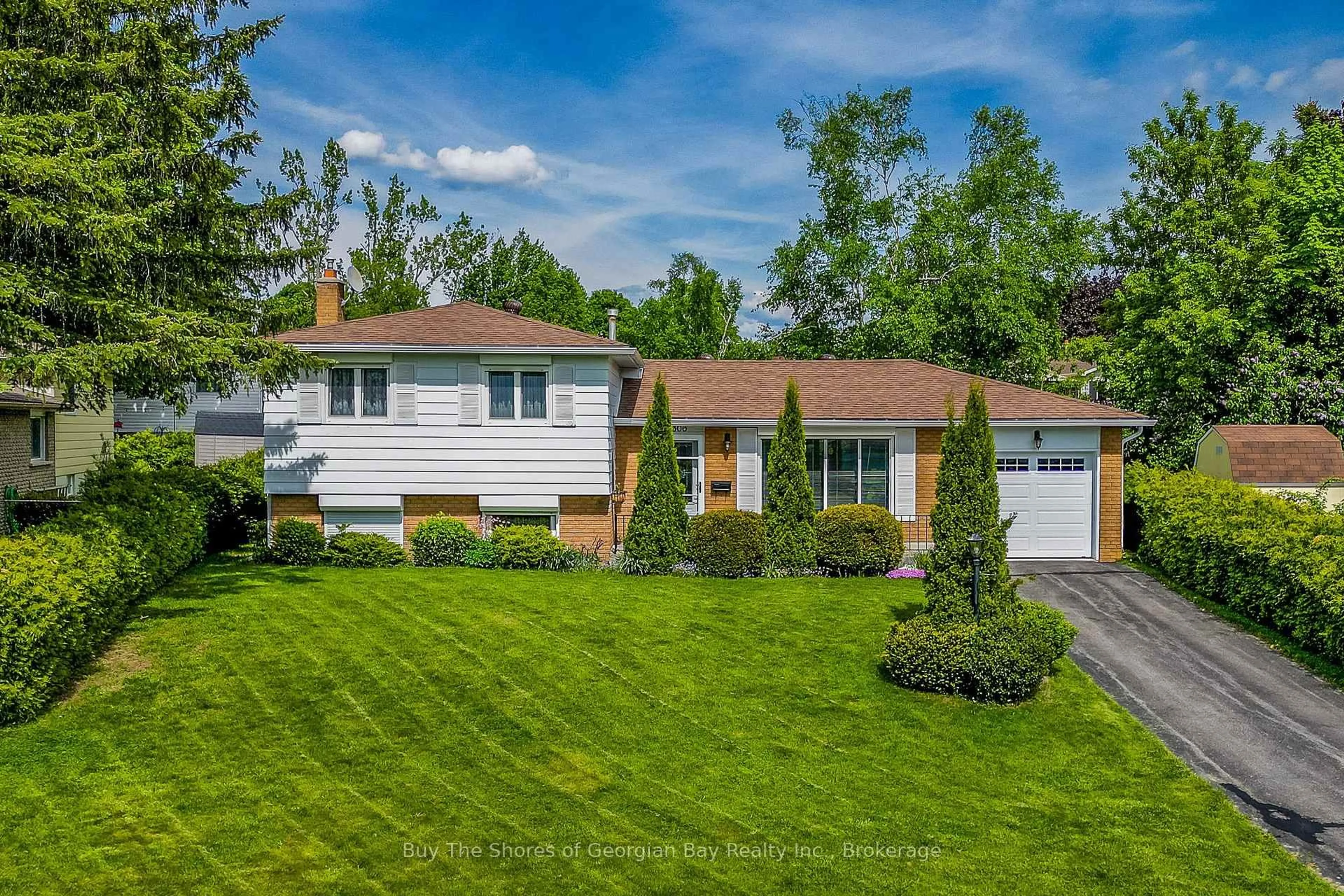 Home with vinyl exterior material, street for 306 Cedar St, Midland Ontario L4R 4M2