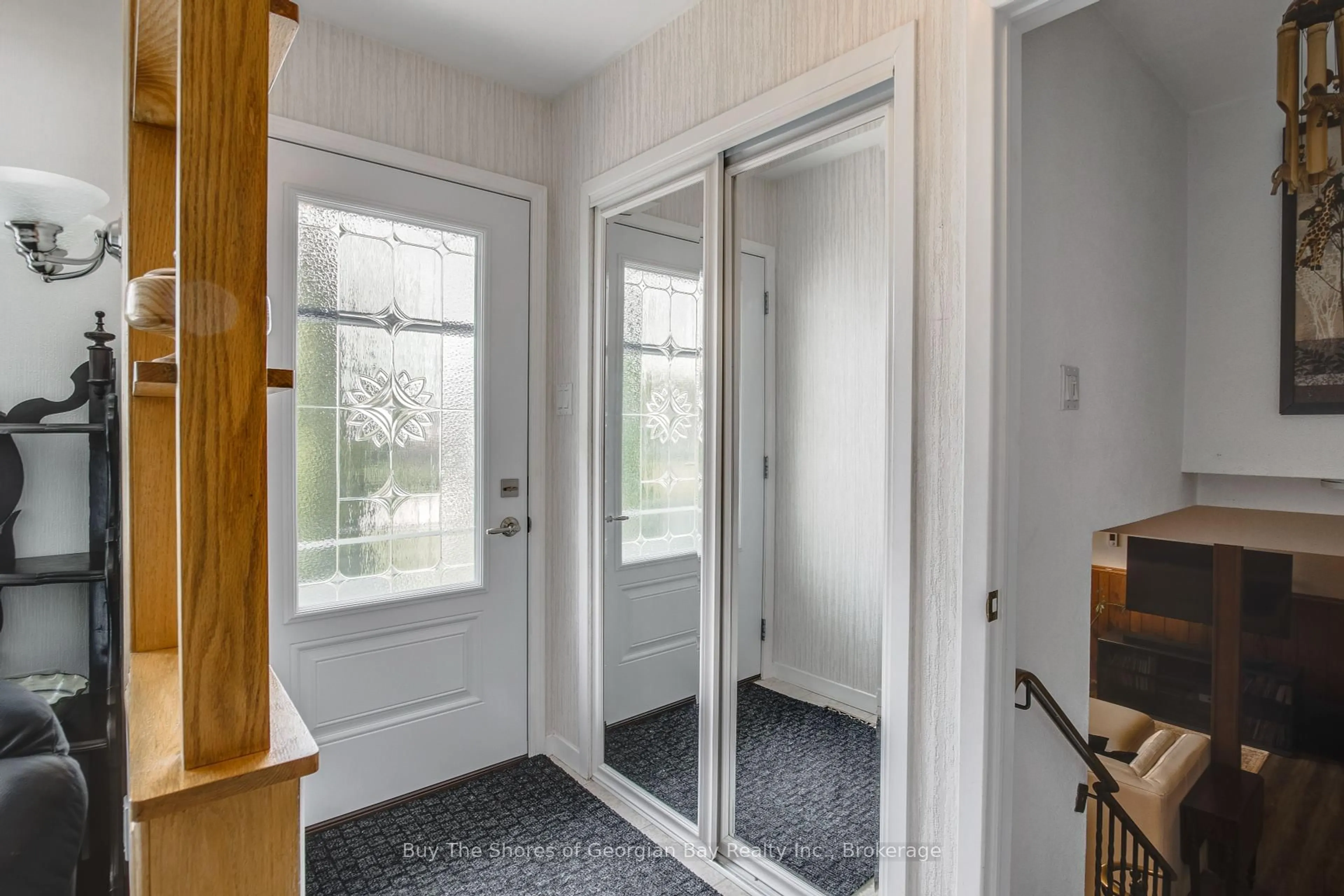 Indoor entryway for 306 Cedar St, Midland Ontario L4R 4M2
