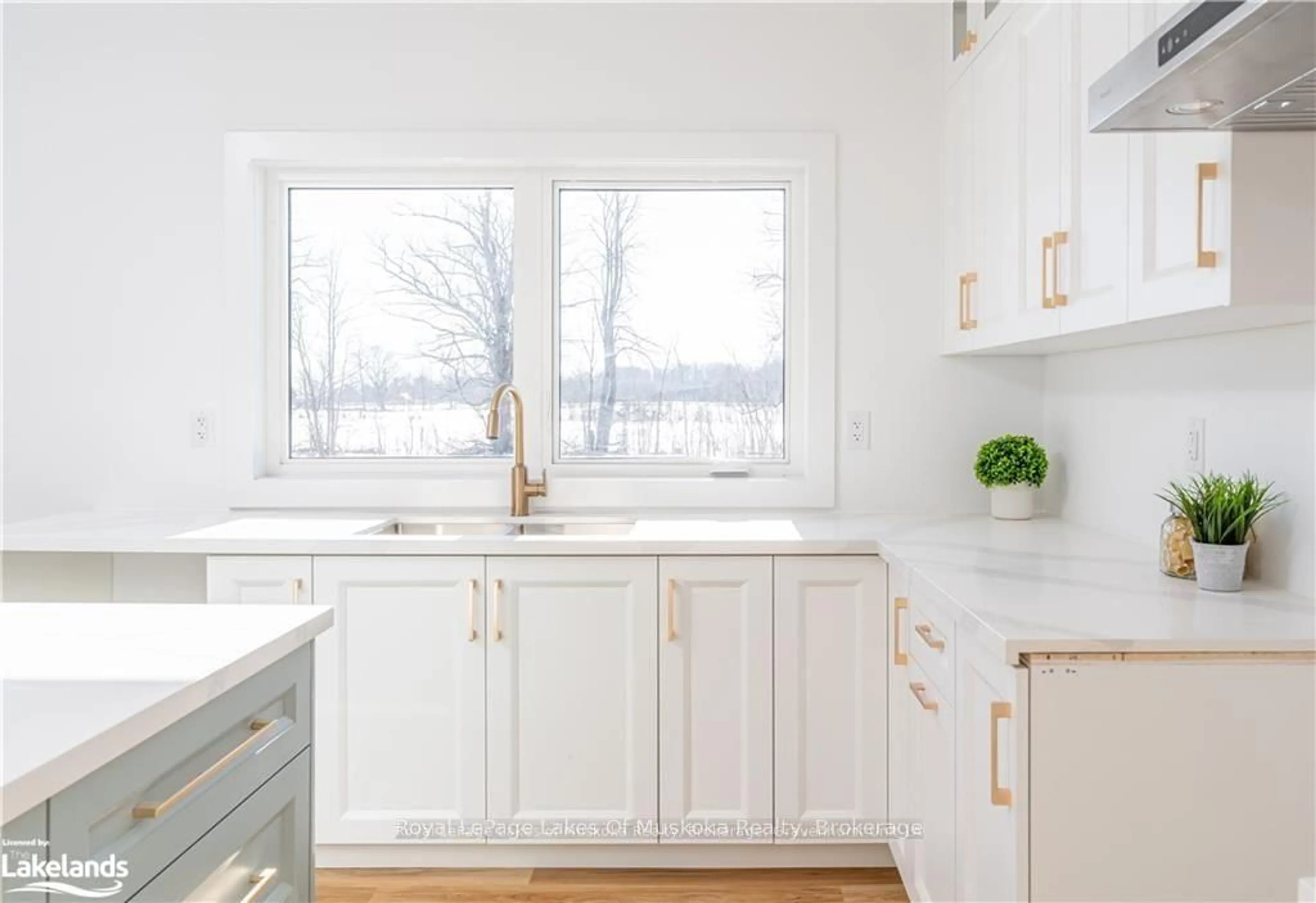 Open concept kitchen, unknown for 8 Meadow Acres Rd, Oro-Medonte Ontario L0K 2G1