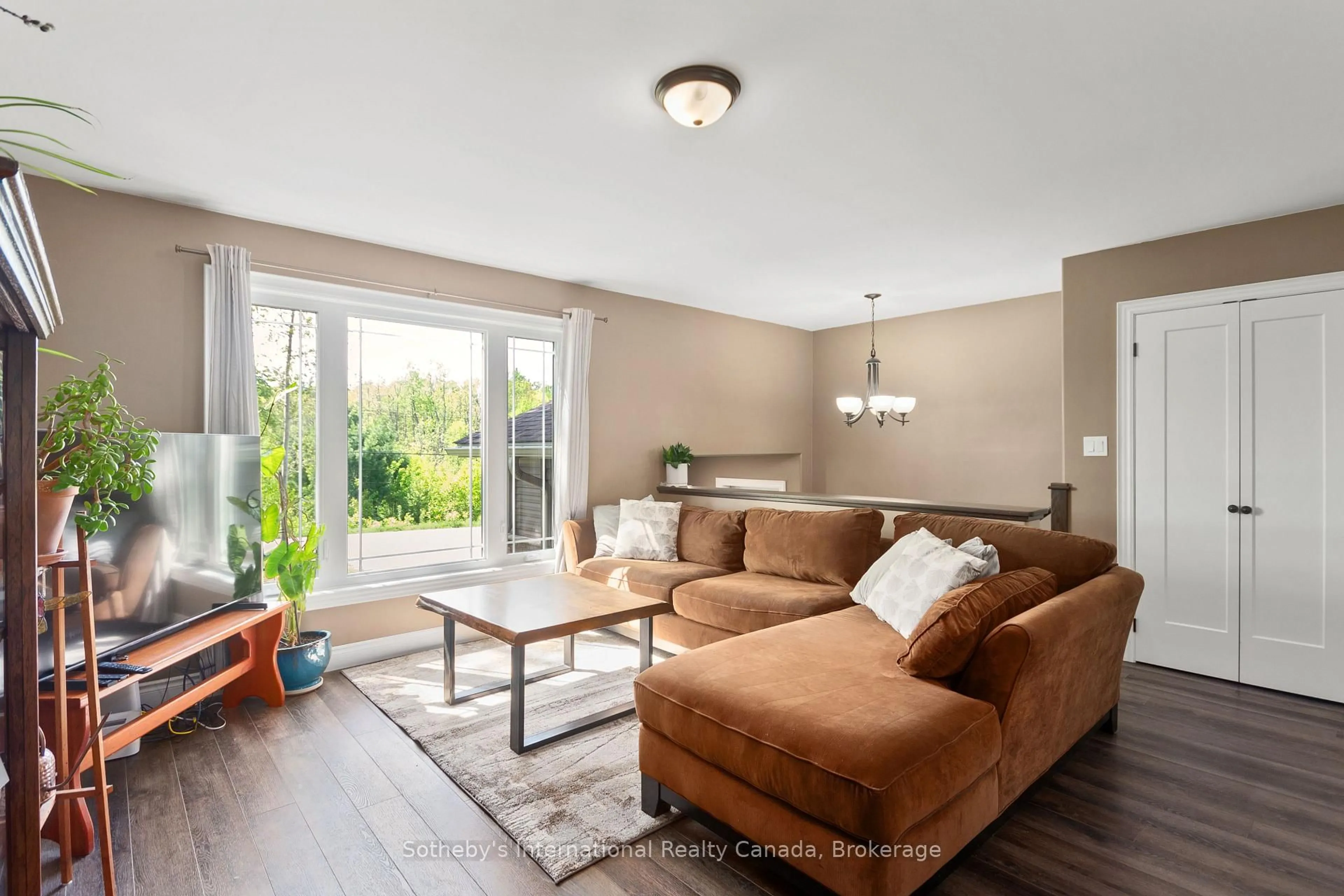 Living room with furniture, wood/laminate floor for 260 Forest Harbour Pkwy, Tay Ontario L0K 2C0