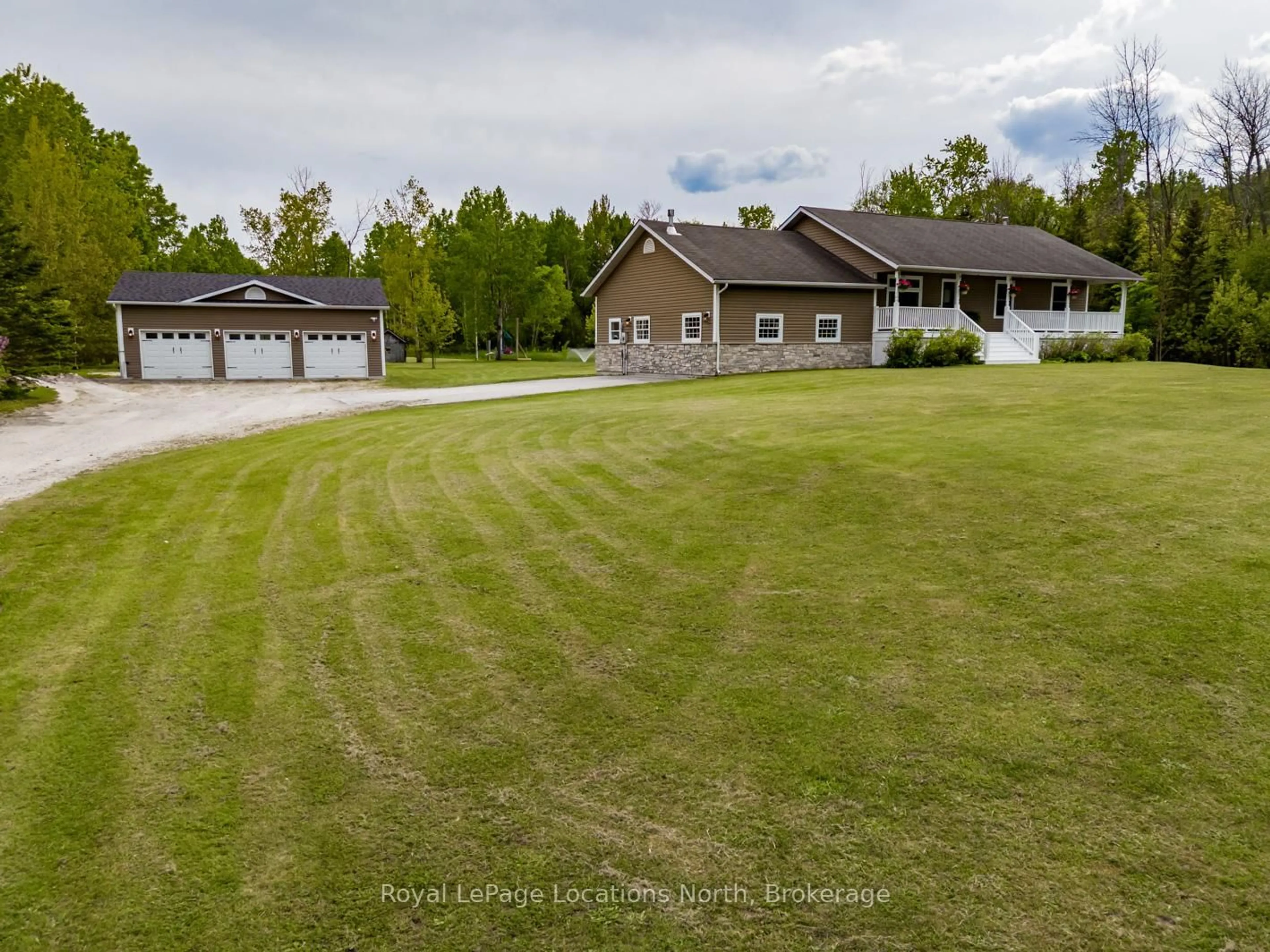 A pic from outside/outdoor area/front of a property/back of a property/a pic from drone, mountain view for 48 Toner St, Collingwood Ontario L0M 1S0
