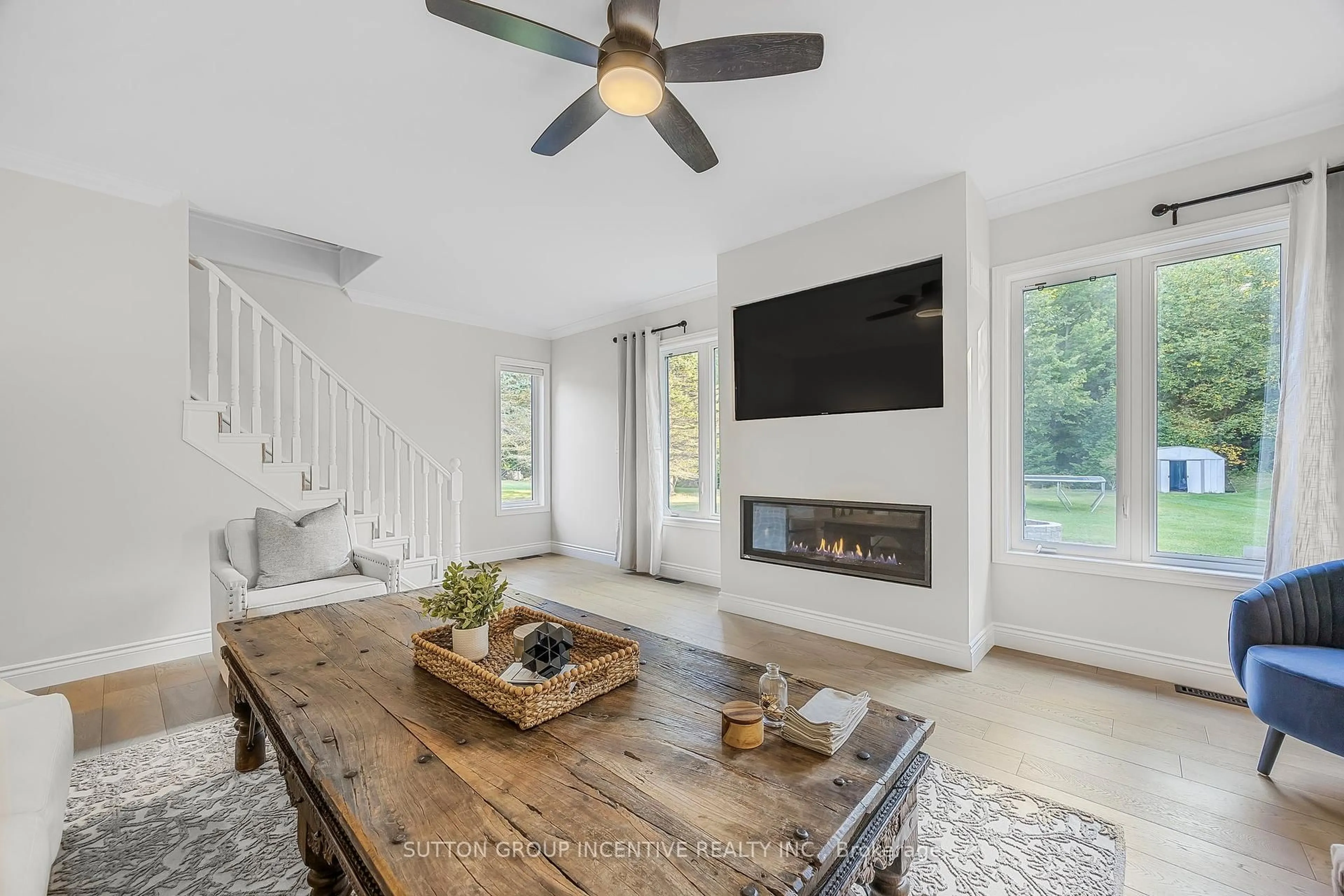 Living room with furniture, unknown for 38 Lilac Lane, Springwater Ontario L9X 0N4
