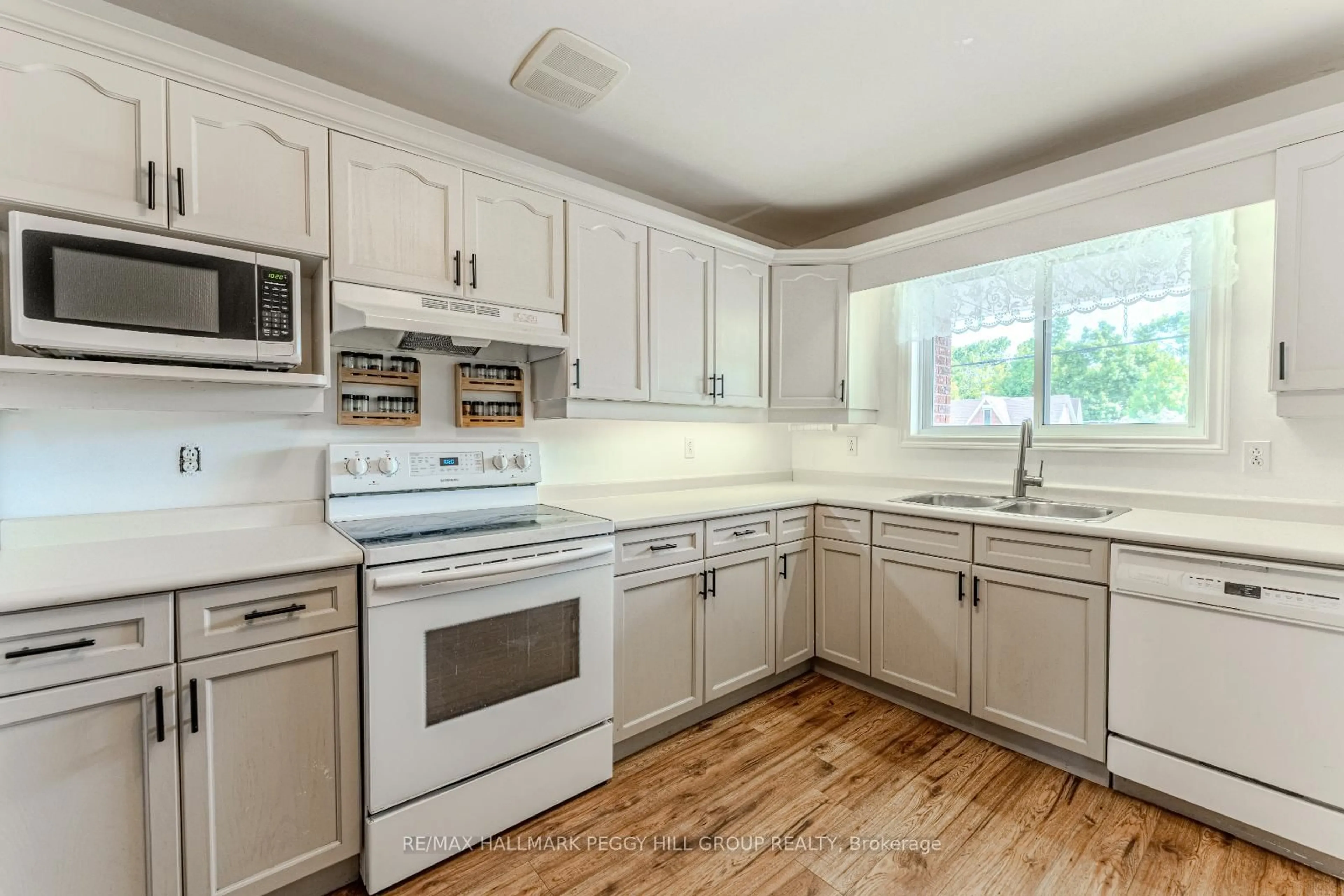 Unknown for 363 West St, Orillia Ontario L3V 5E5