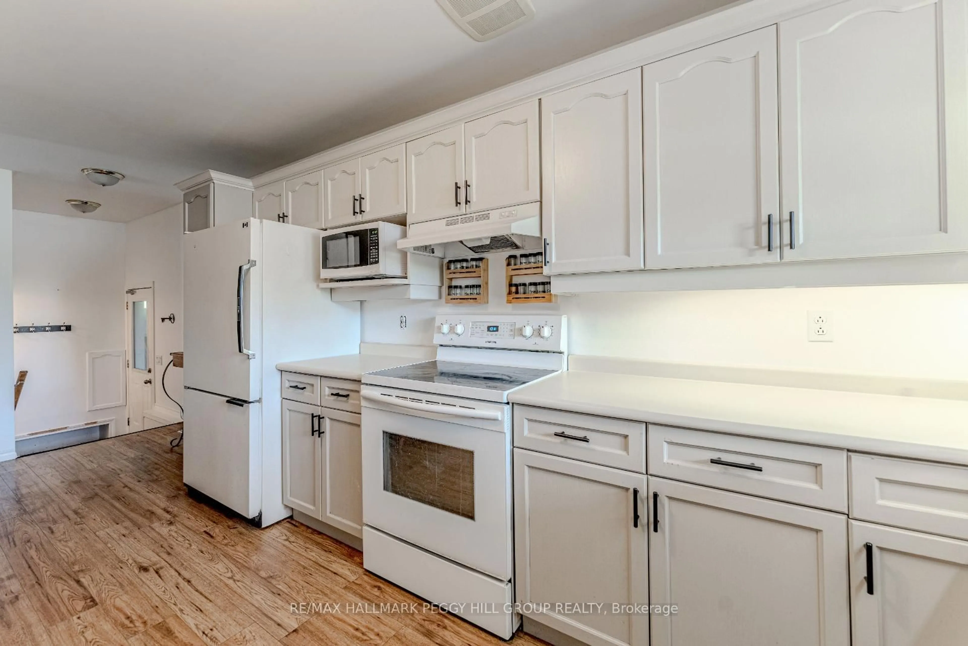 Standard kitchen, unknown for 363 West St, Orillia Ontario L3V 5E5