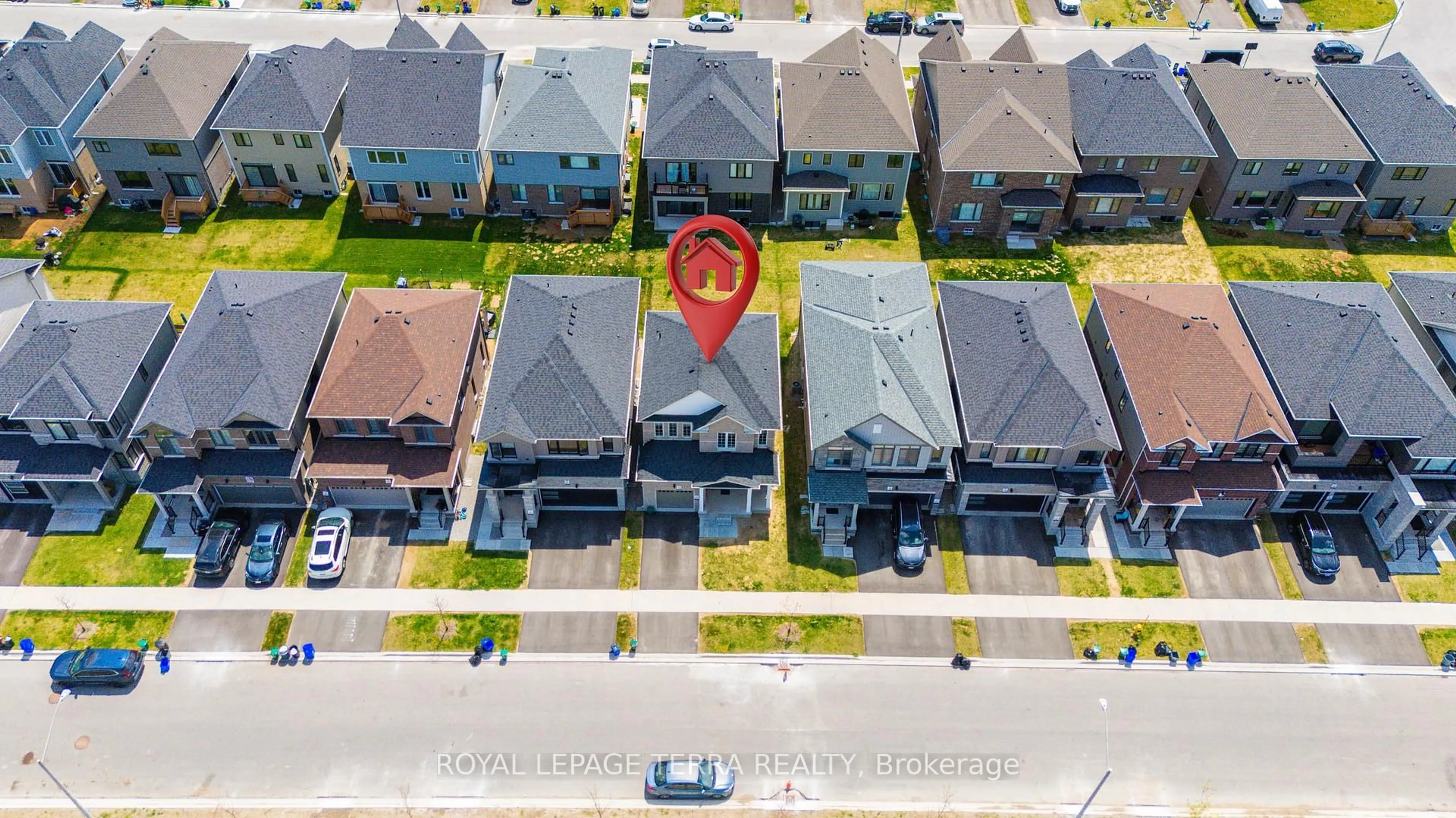 A pic from outside/outdoor area/front of a property/back of a property/a pic from drone, street for 112 Nottingham Rd, Barrie Ontario L4N 0H7