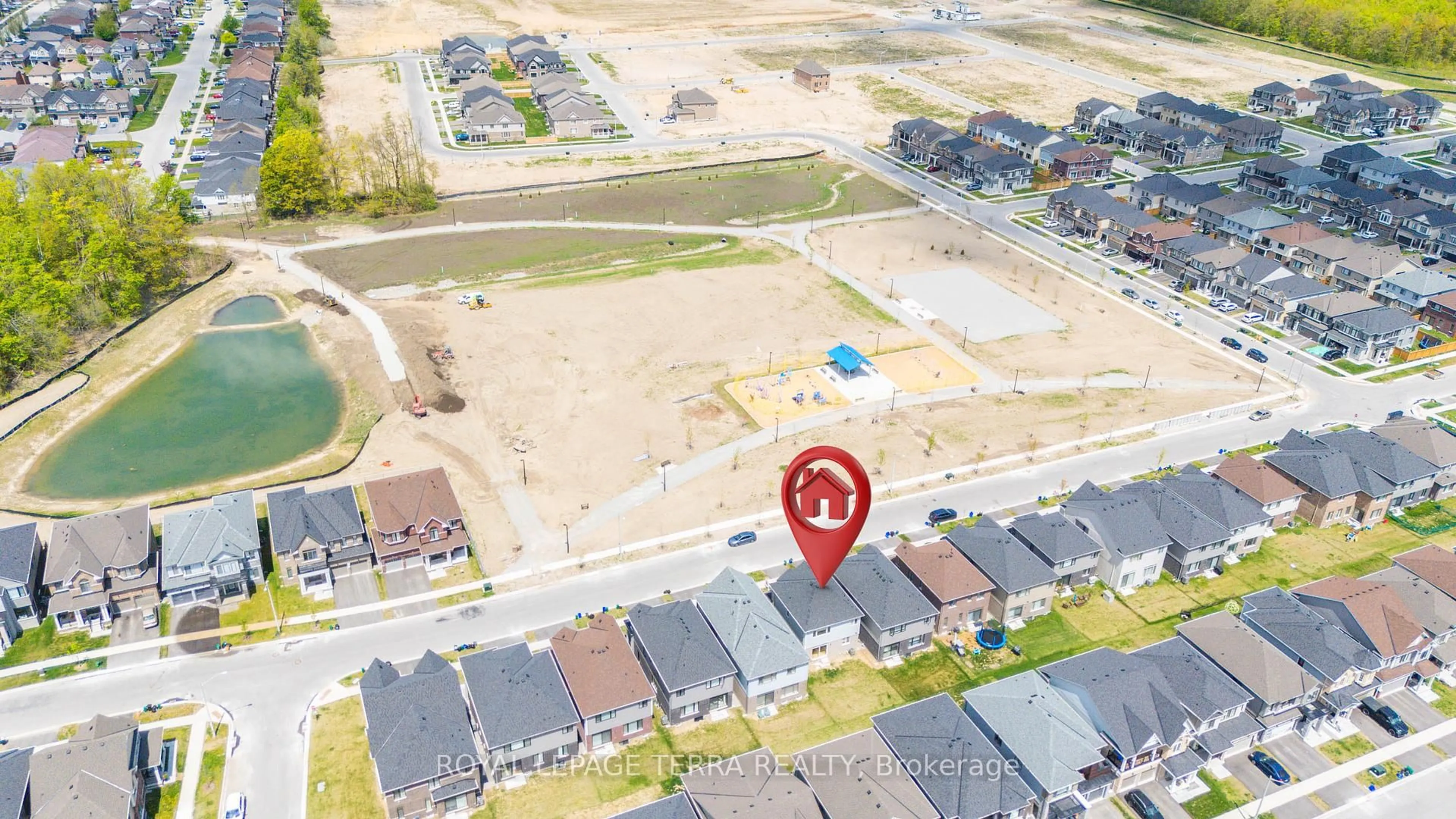 A pic from outside/outdoor area/front of a property/back of a property/a pic from drone, street for 112 Nottingham Rd, Barrie Ontario L4N 0H7