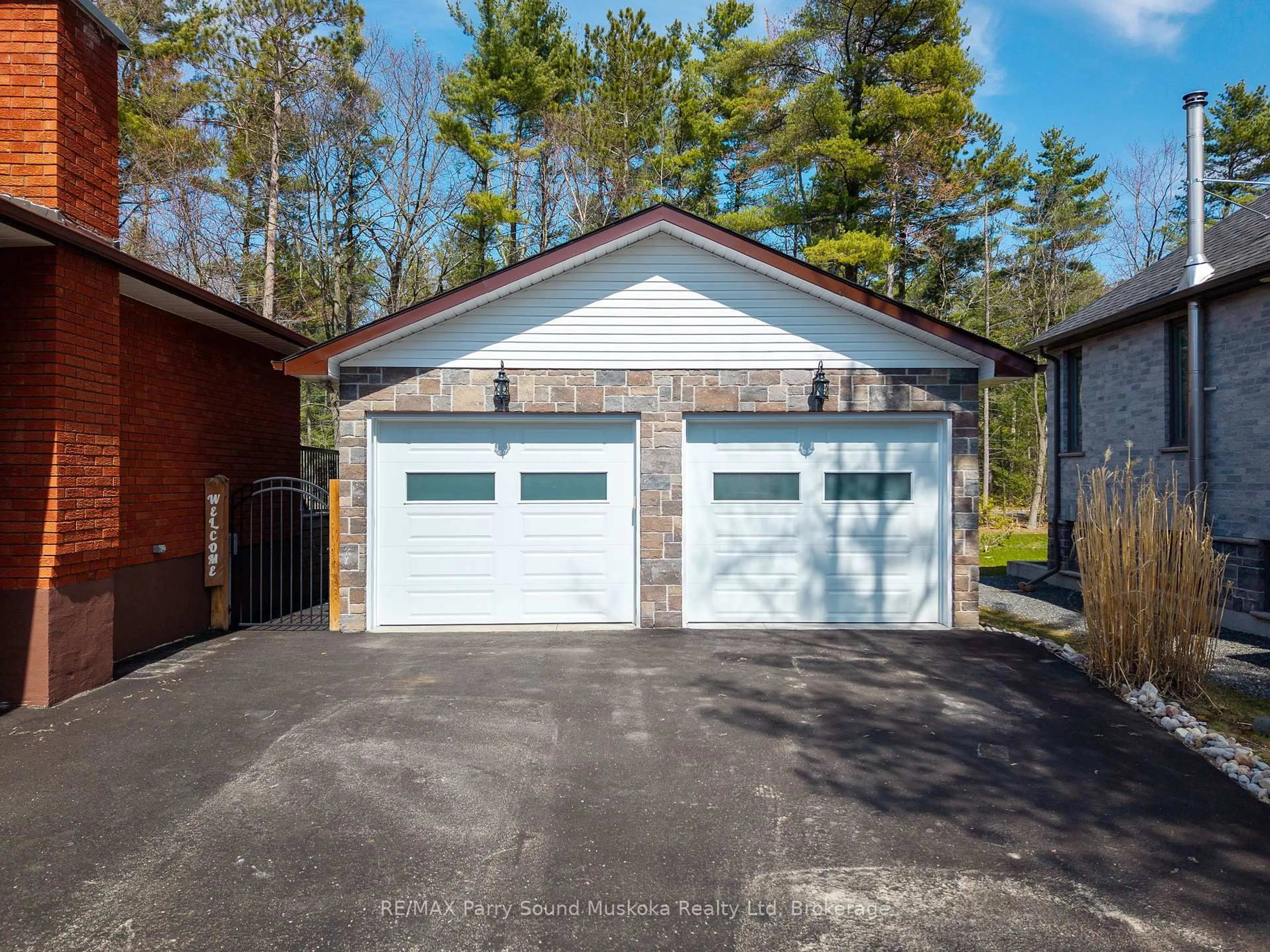 Indoor garage for 49 Stocco Circ, Tiny Ontario L0L 2T0