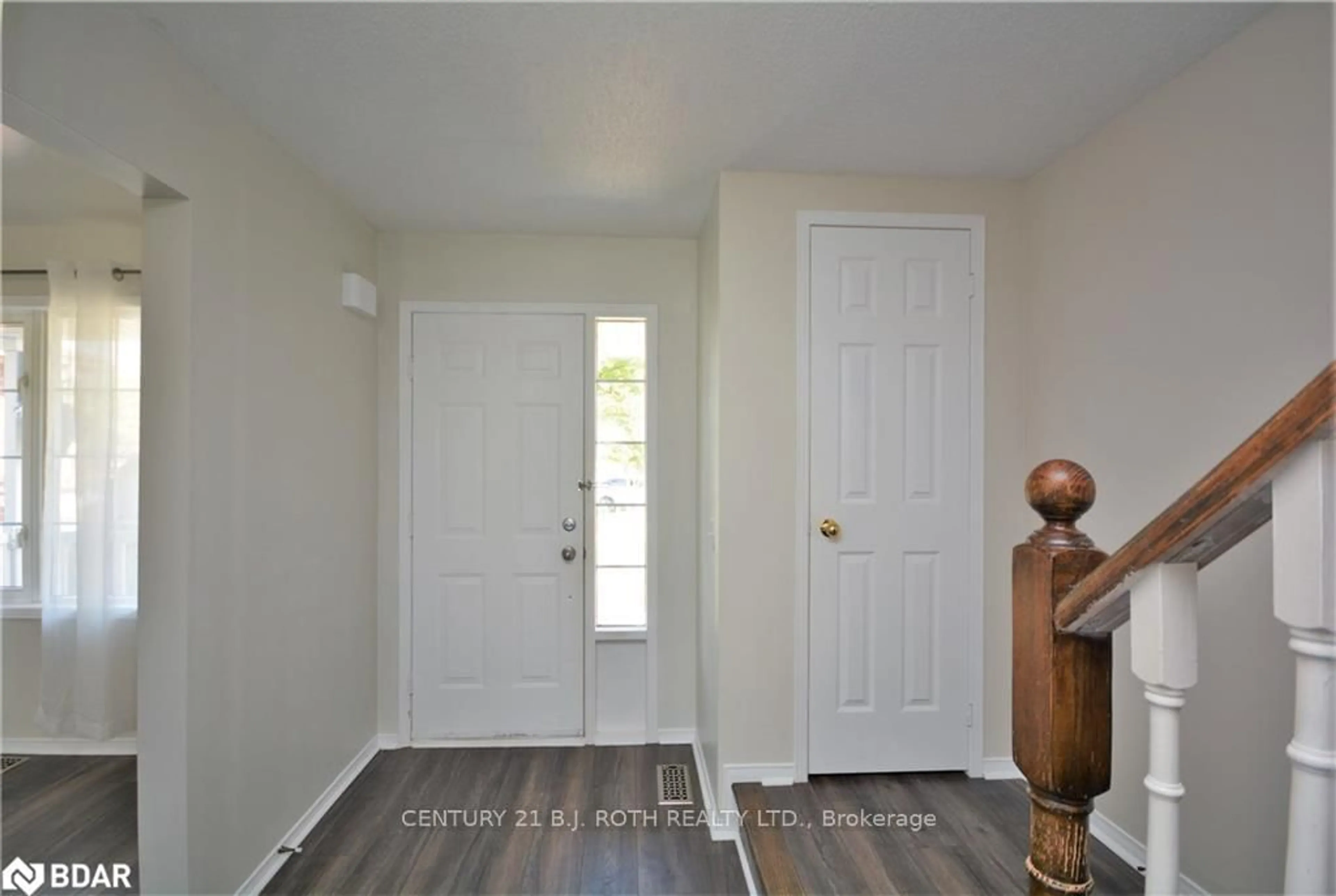 Indoor entryway for 15 Golds Cres, Barrie Ontario L4N 8R5