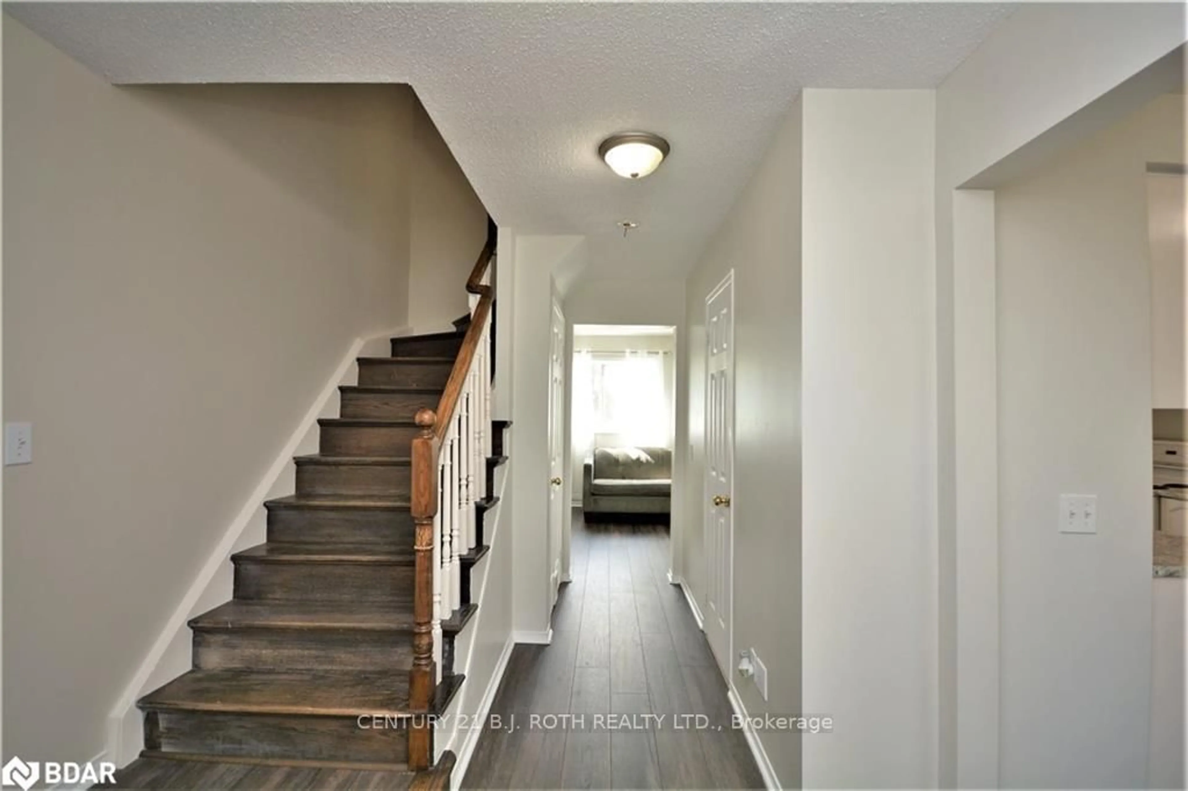 Indoor entryway for 15 Golds Cres, Barrie Ontario L4N 8R5