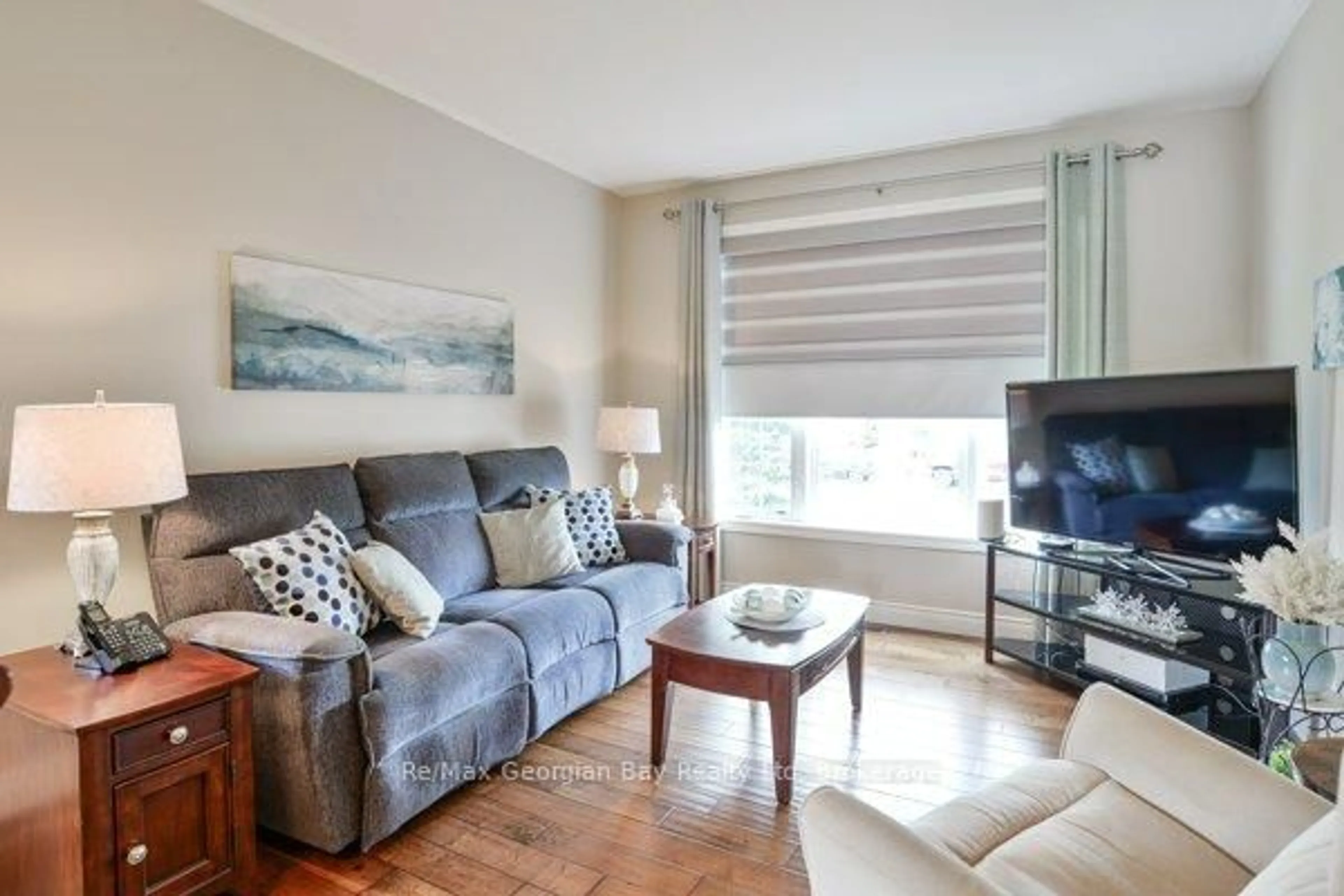 Living room with furniture, wood/laminate floor for 51 DONLANDS Crt, Severn Ontario L0K 1E0