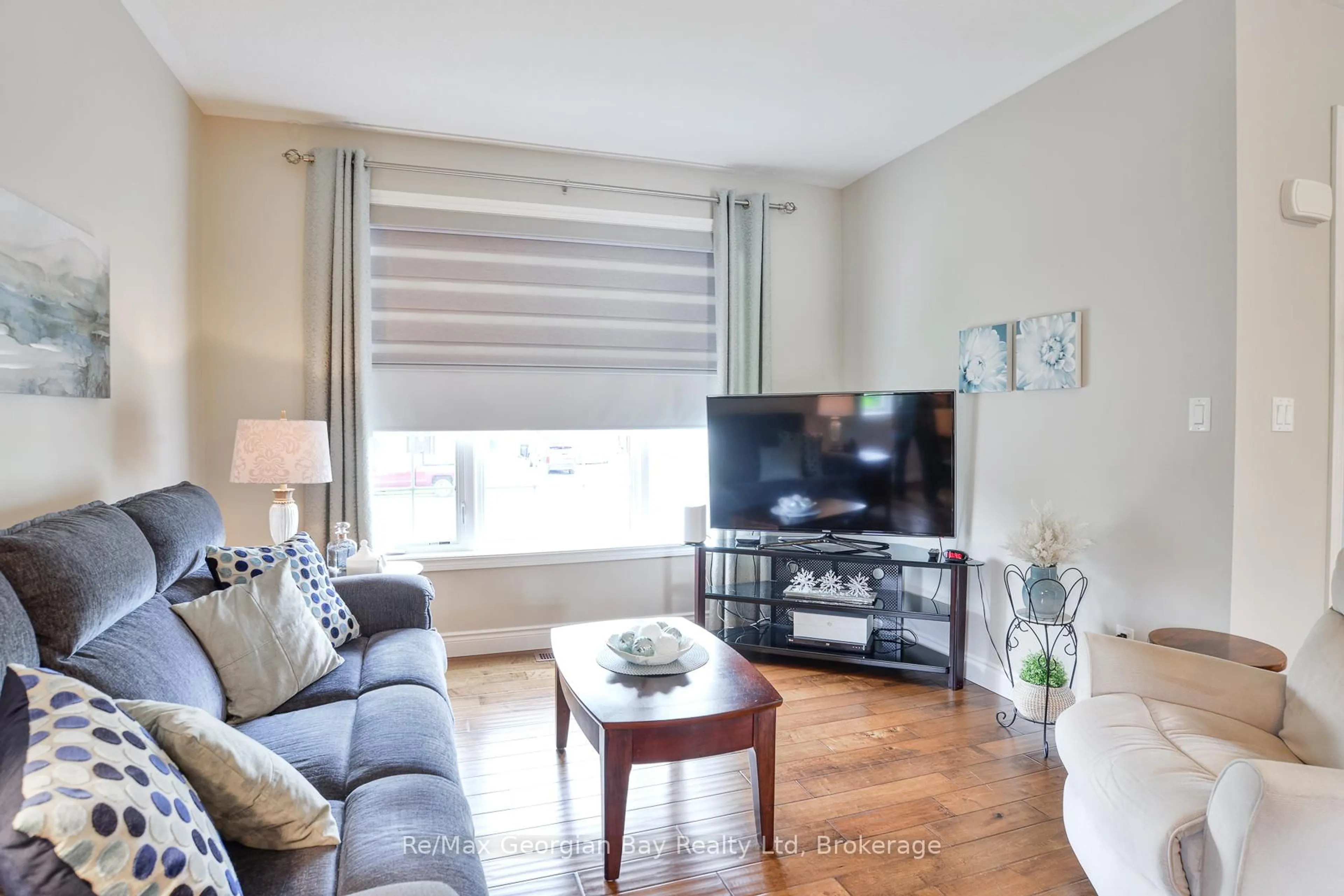 Living room with furniture, unknown for 51 DONLANDS Crt, Severn Ontario L0K 1E0