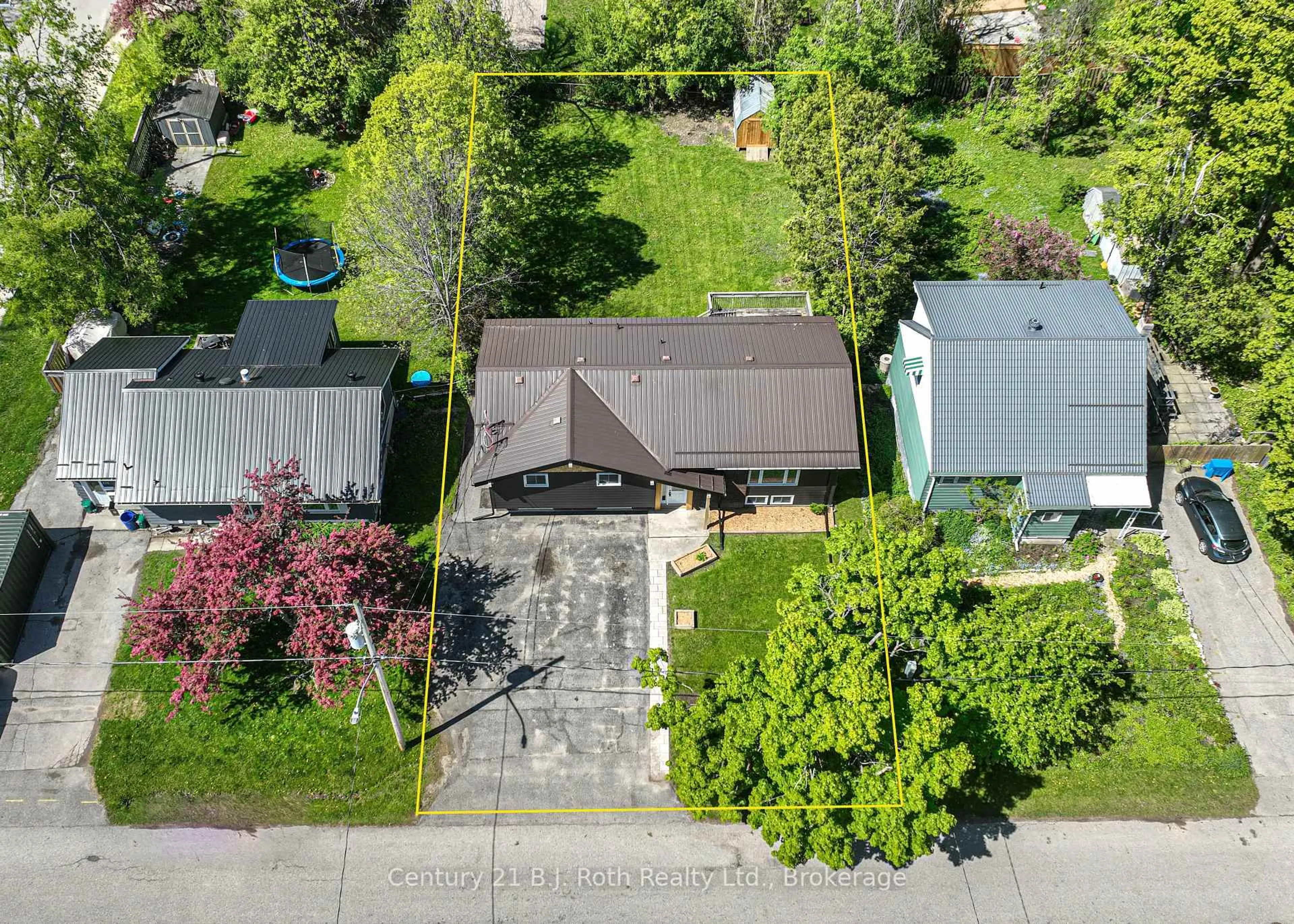A pic from outside/outdoor area/front of a property/back of a property/a pic from drone, street for 571 High St, Orillia Ontario L3V 4Y2