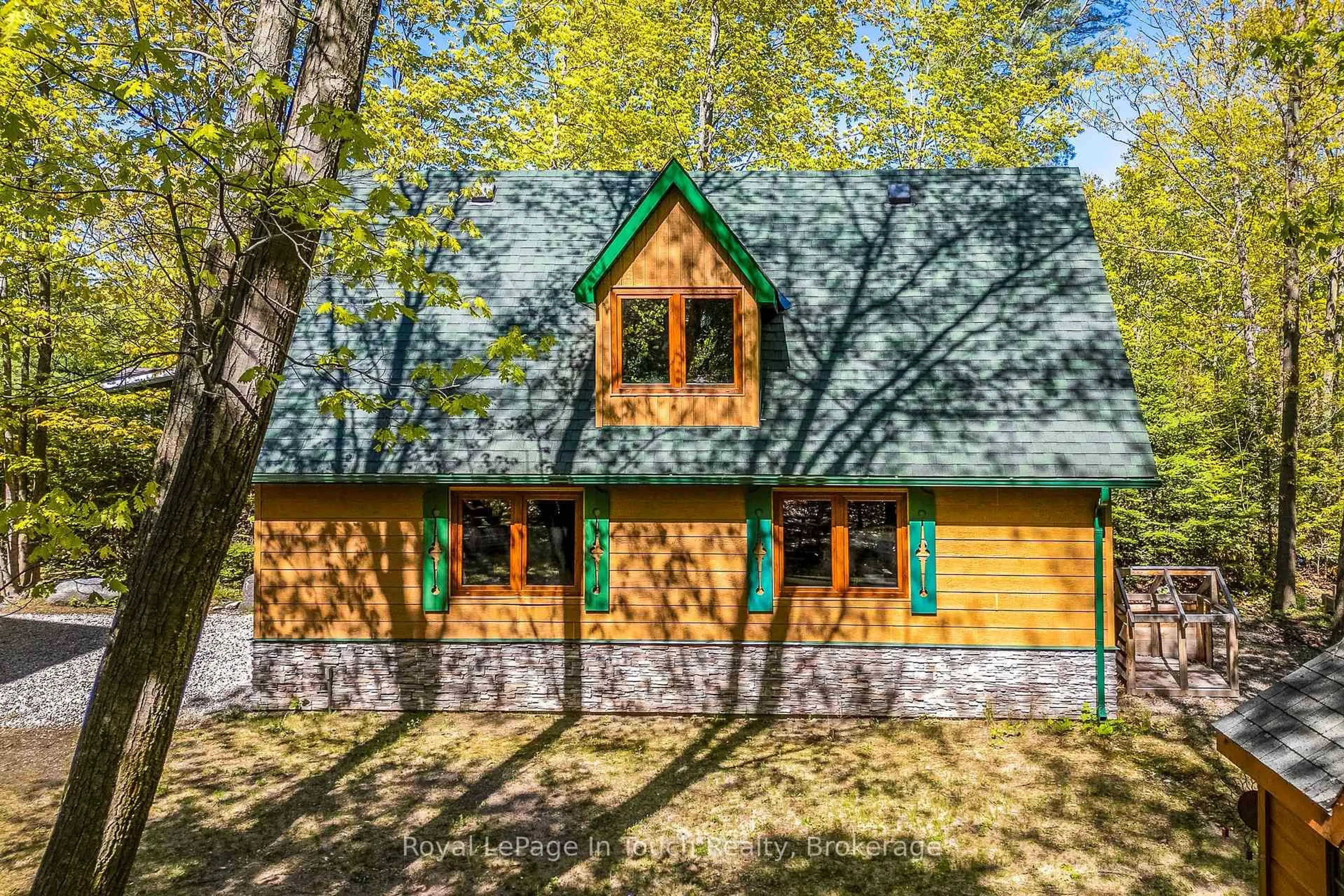 Home with vinyl exterior material, unknown for 23 Crown Crt, Tiny Ontario L9M 0J1