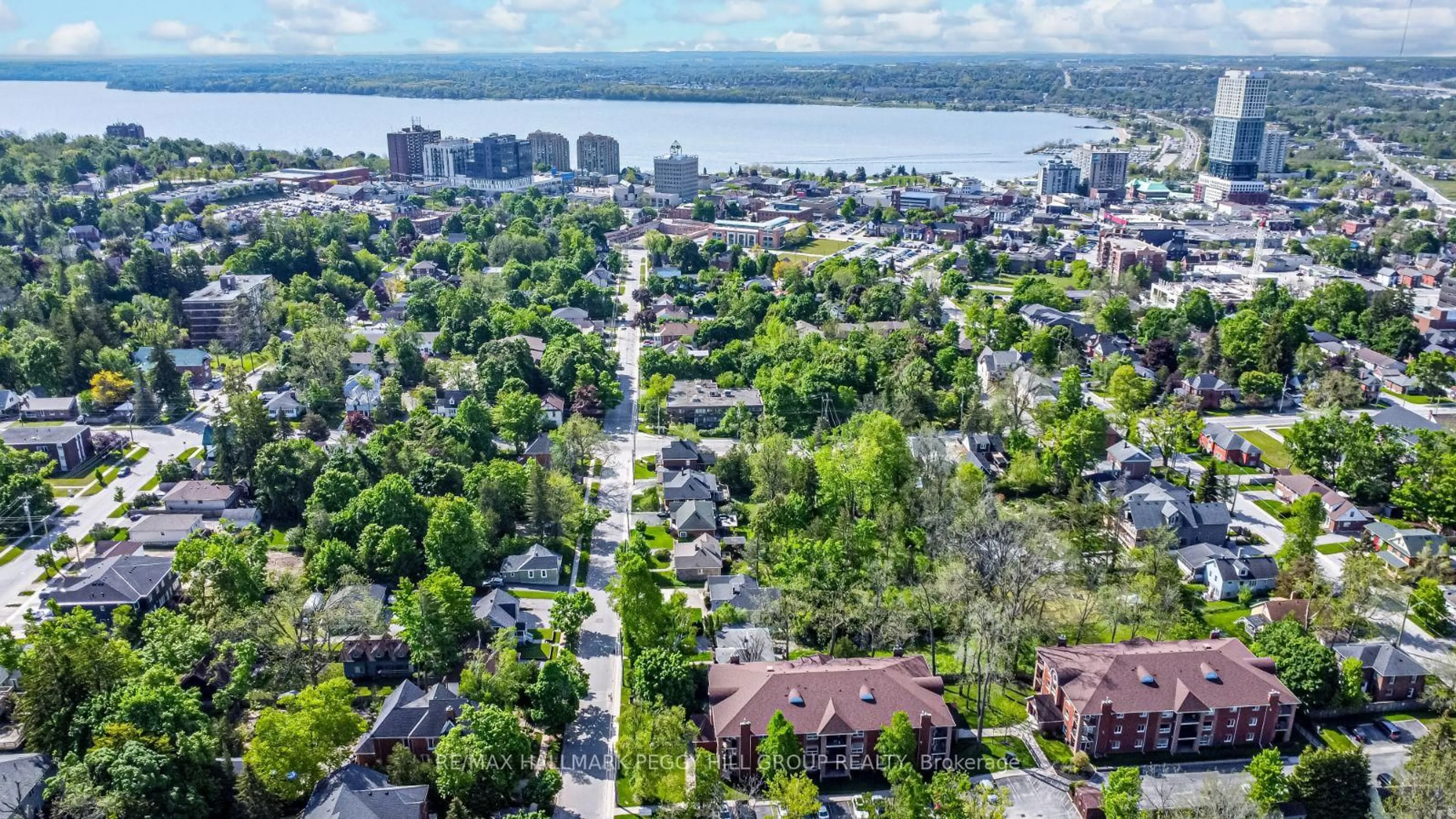 A pic from outside/outdoor area/front of a property/back of a property/a pic from drone, street for 152 Owen St, Barrie Ontario L4M 3H9