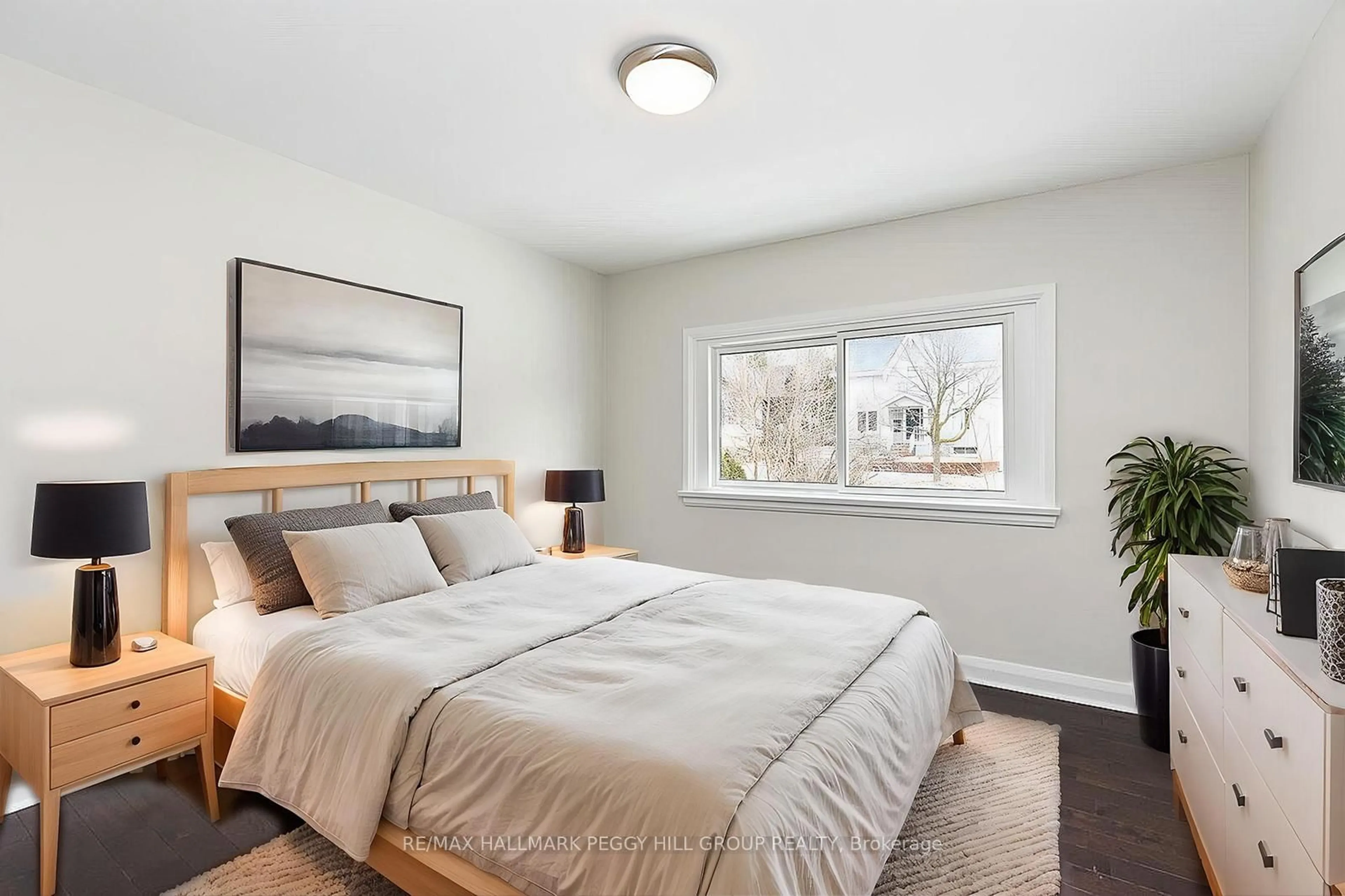 Bedroom with bed, wood/laminate floor for 152 Owen St, Barrie Ontario L4M 3H9