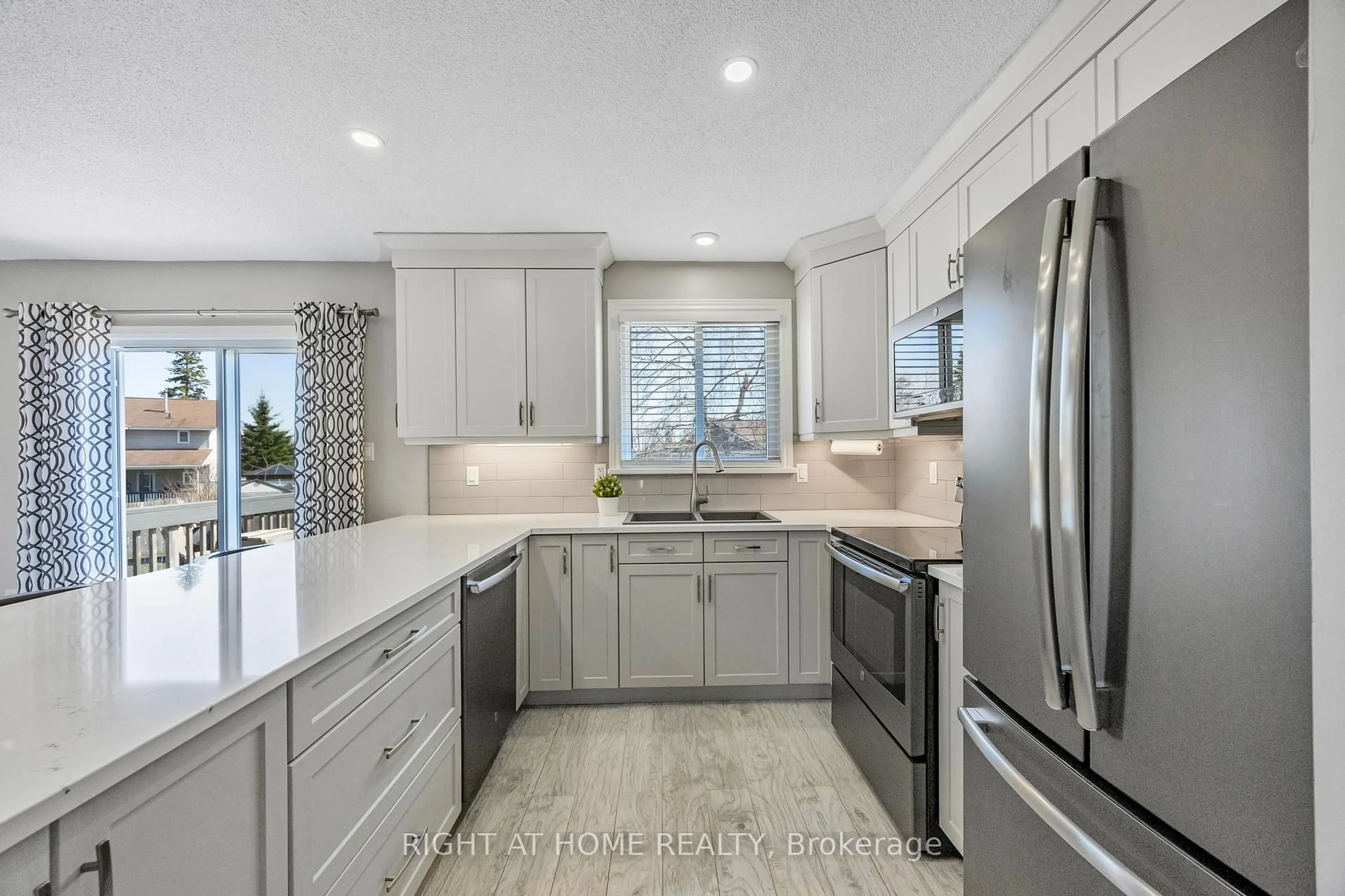 Open concept kitchen, ceramic/tile floor for 9205 11 Highway, Severn Ontario L3V 0Y8