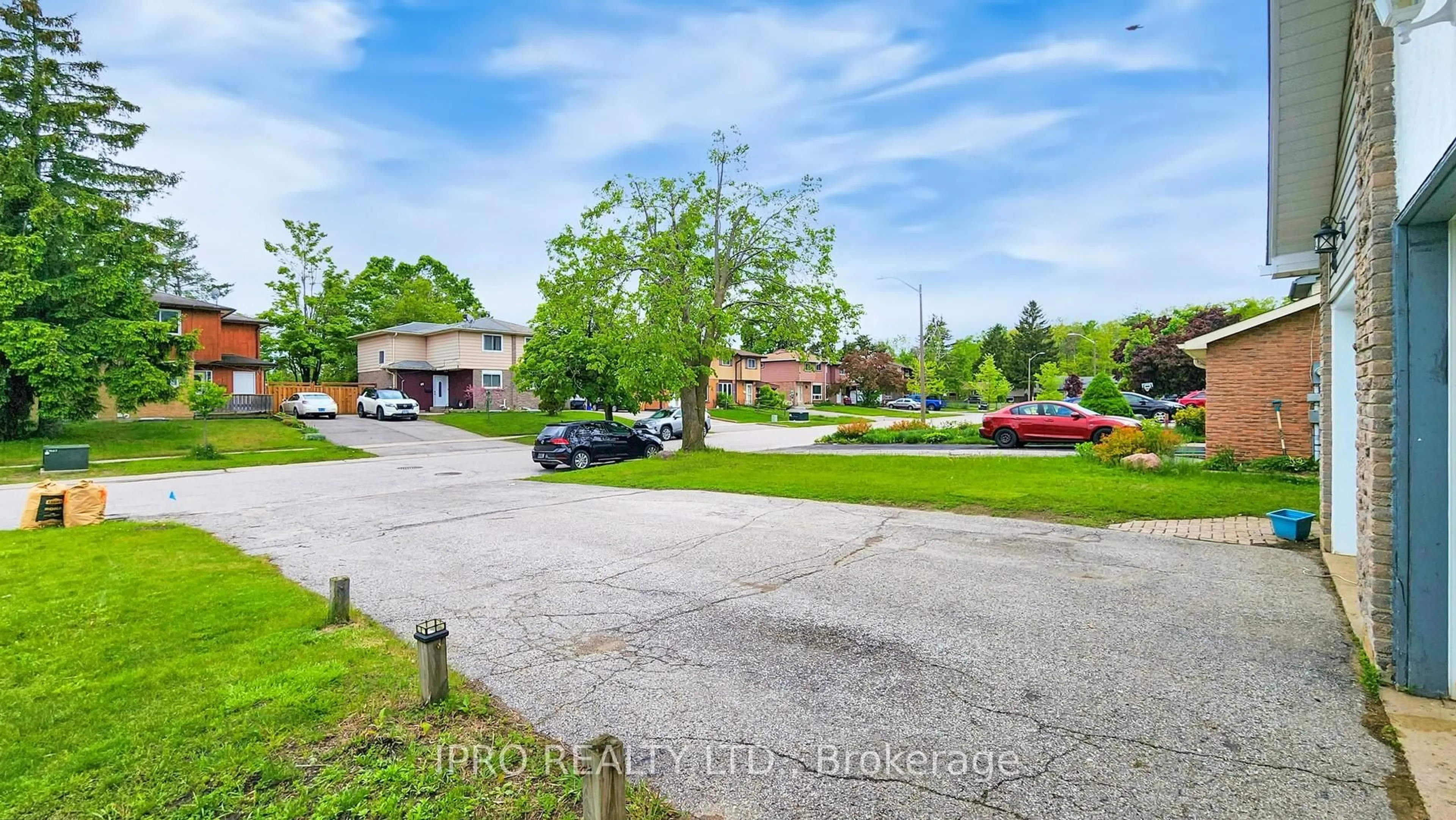 A pic from outside/outdoor area/front of a property/back of a property/a pic from drone, water/lake/river/ocean view for 88 Christie Cres, Barrie Ontario L4N 4W8