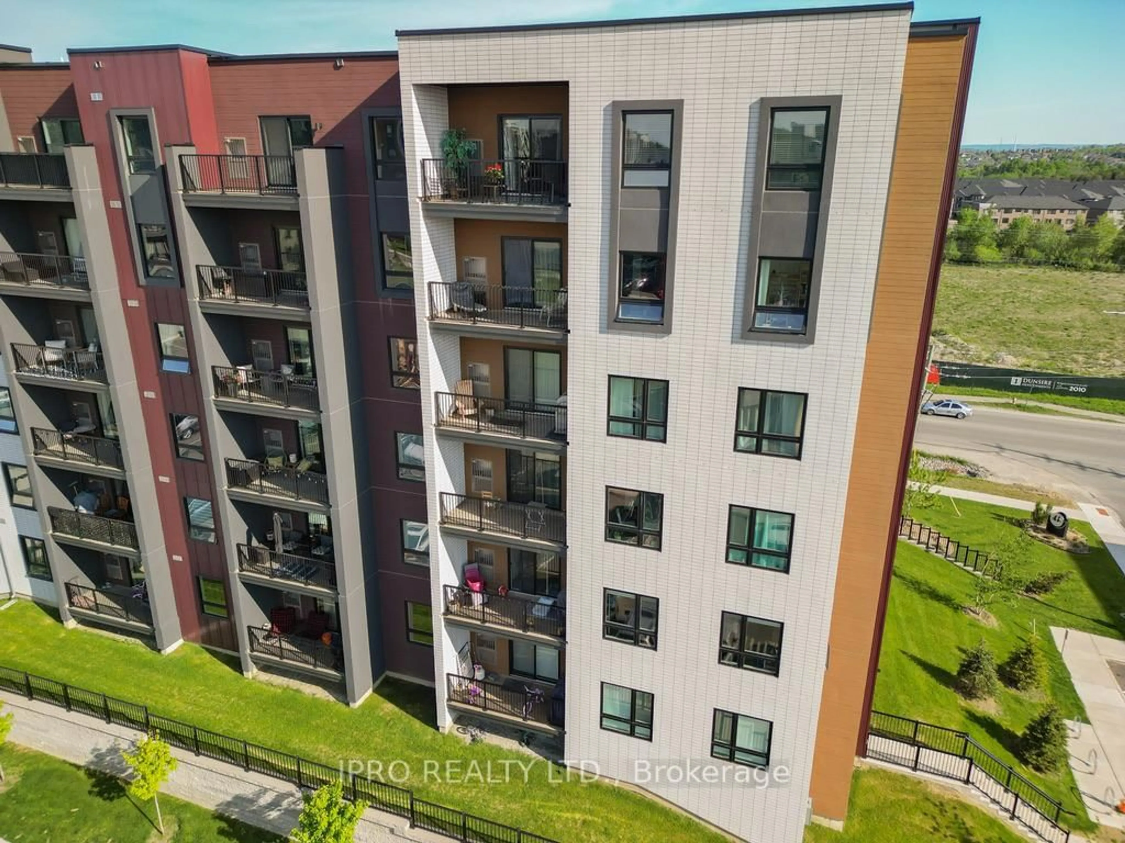 A pic from outside/outdoor area/front of a property/back of a property/a pic from drone, city buildings view from balcony for 4 SPICE Way #401, Barrie Ontario L9J 0M2